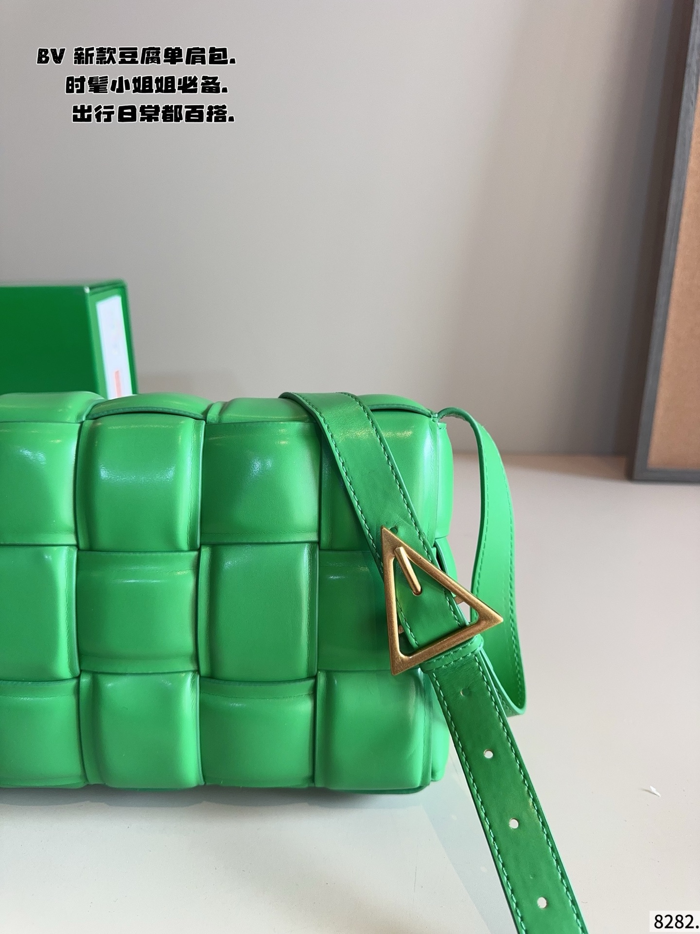 p190配礼盒🎁. 秋冬适配度一百昏！bv cas sette豆腐包斜挎 bv cas sette小羊皮卡带包枕头包斜挎包 天气一冷很喜欢软乎乎胖墩墩存在感很强的包包， 收起小废包，秋冬就是枕头包的主场！ 枕头包的代表包包&mdash;&mdash;bv cas sette尺寸：27*7*17cm