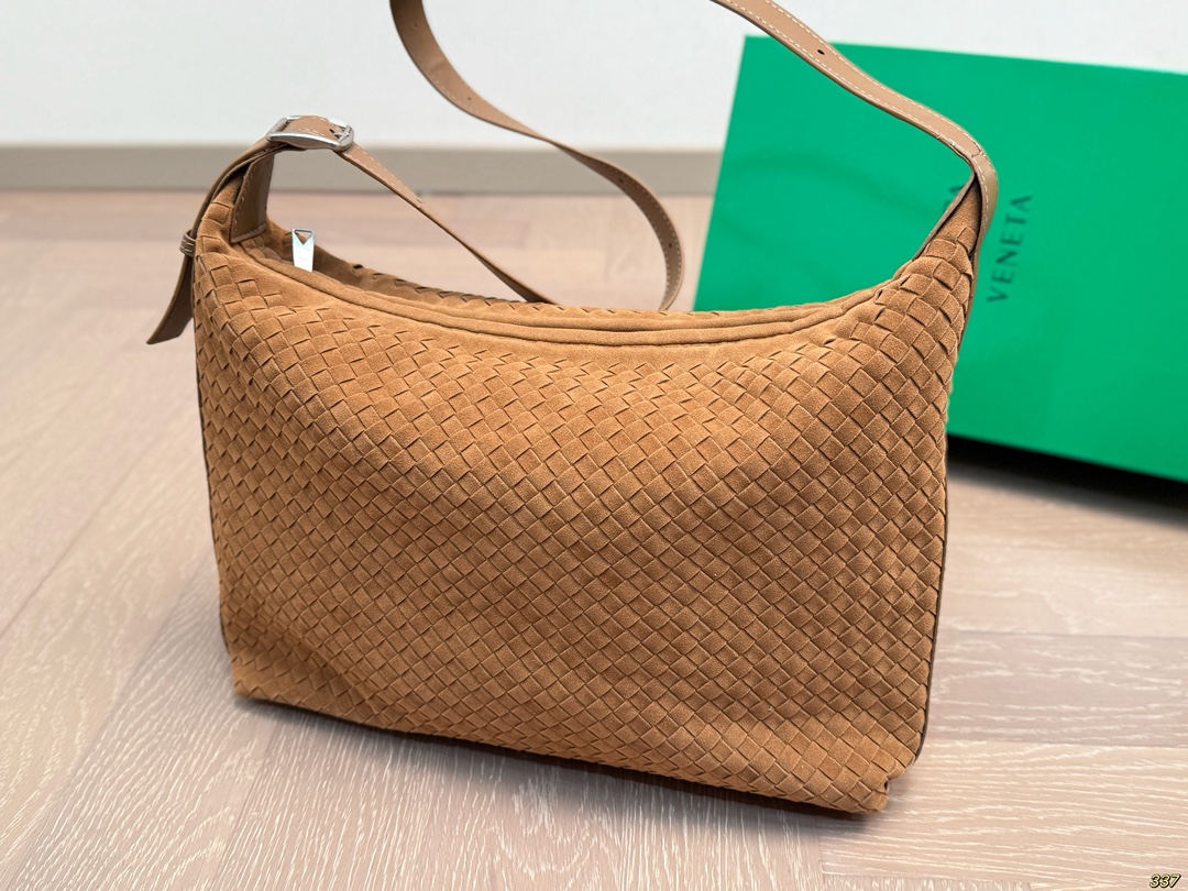 &yen;175配盒 BV 新款系列编织腋下包 精致手工编织设计 兼具美貌与性价比 时髦与休闲的完美碰撞！ 百搭大气，低调又奢华的一款单品！ 尺寸33 24