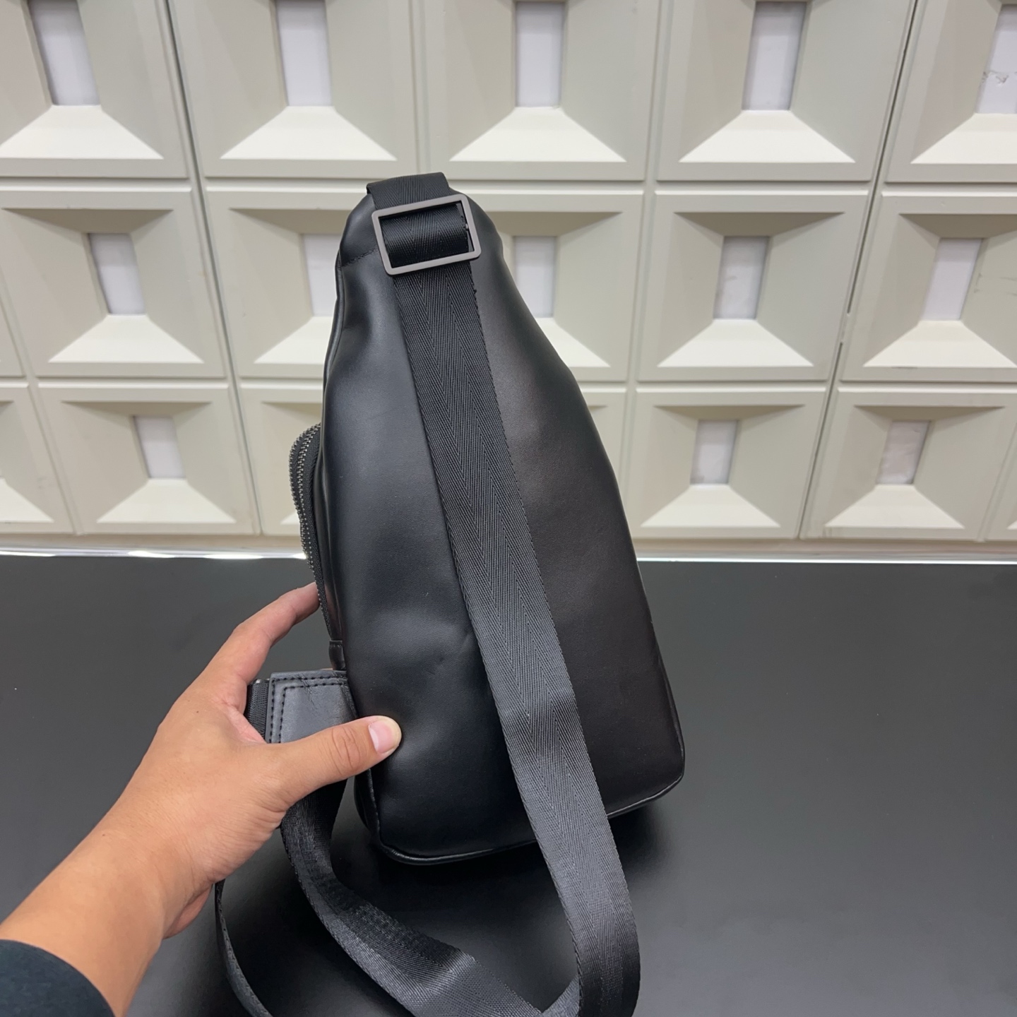 P125 Bottega Veneta 葆蝶家 BV手工编织男士胸包 单肩包 斜挎包 经典百搭 实物拍摄 原厂原版面料 配送防尘袋 礼盒 30 x 16 cm。