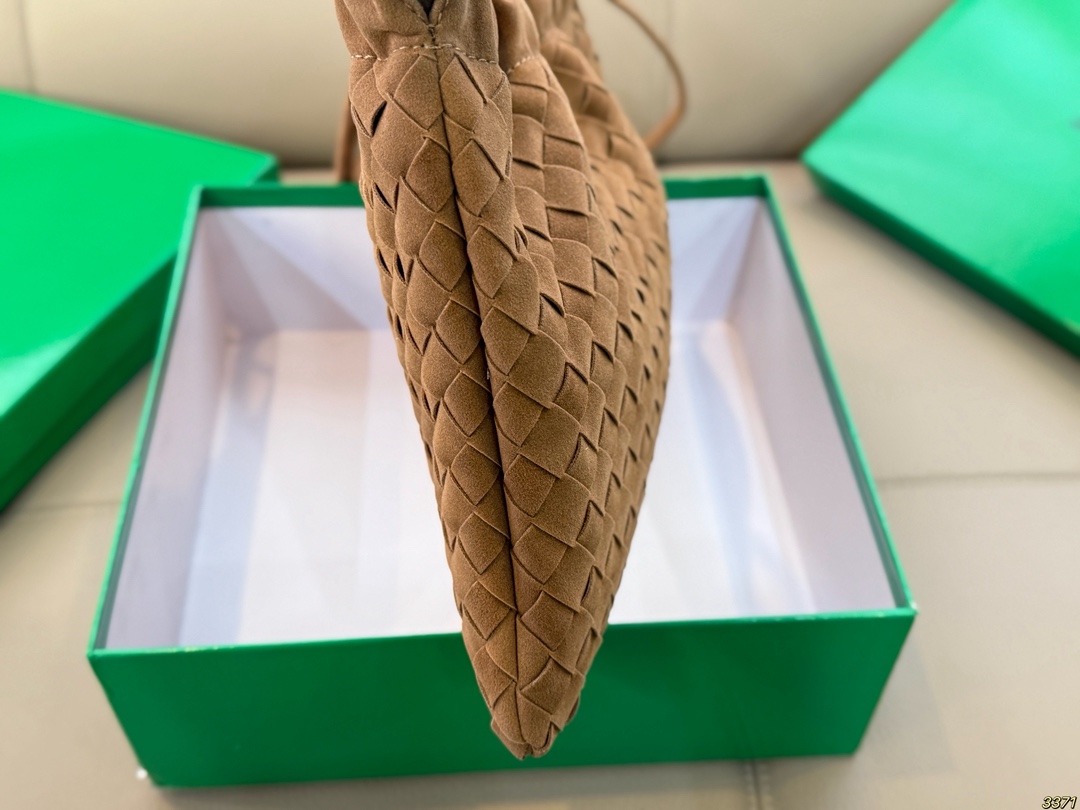 &yen;150配盒 BV Dustbag 编织垃圾袋 这只编织垃圾袋真的是今年新款的最爱了 肩带可以调节，单肩斜挎都可 最重要的是，真的很实用！！ 打工人实名爱了，真的好好背 尺寸30 22