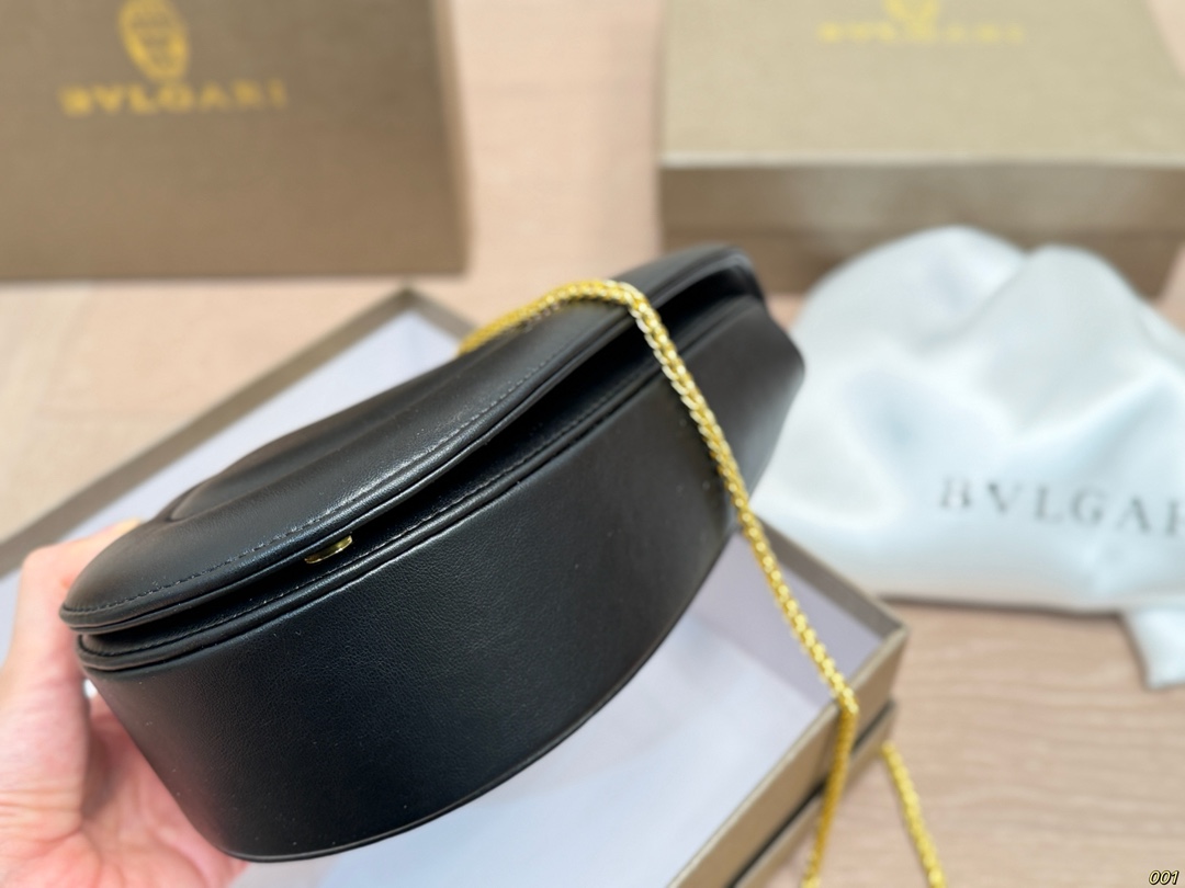 &yen;140配盒 宝格丽BVLGARI｜七夕，把爱&ldquo;握&rdquo;在手心🐍❤️ 今年七夕，宝格丽用一只包写满浪漫情书！Serpenti Cuore 1968手提包，堪称&ldquo;包界丘比特&rdquo;&mdash;&mdash; ✨ 半颗心形包身 + 半颗珐琅灵蛇手柄 =一整颗怦然心动的爱心！ 灵感源自1968年传奇珠宝腕表，复刻中古美学，却把甜蜜玩出新高度。 尺寸19 14