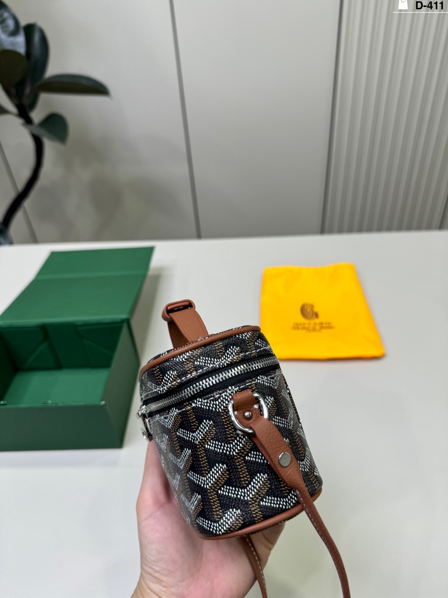 💰p160 D-411尺寸12&times;7折叠盒 Goyard戈雅 Muse Nano 盒子包 迷你尺寸，日常出街超方便。可拆卸肩带，手提，斜挎都OK，灵活百搭!Nano系列小巧轻盈，亮色设计点亮穿搭，秋冬深色系也能轻松驾驭，实用又时髦，是Goyard热门单品之一
