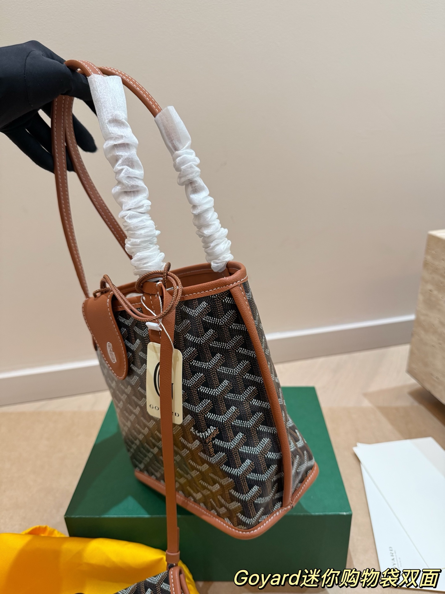 P150 Goyard Goyardine手提包 法国奢侈品牌Goyard的Goyardine手提包，采用经典老花帆布+黑色皮革饰边，简约又超有辨识度t+。独特几何图案，轻便耐用，日常通勤或休闲都很适合!手提+可调节肩带，手提斜挎随心切换，实用又时髦。Goyard以高级定制和精湛工艺闻名，这款包袋收藏价值满满，时尚爱好者必入!20cm配盒子