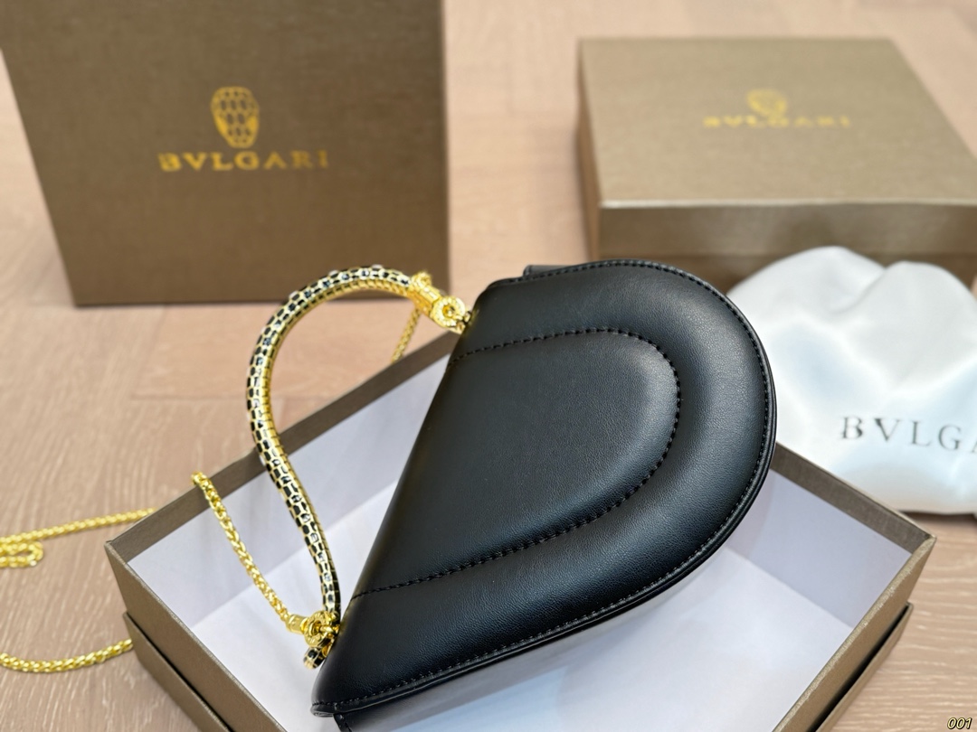 &yen;140配盒 宝格丽BVLGARI｜七夕，把爱&ldquo;握&rdquo;在手心🐍❤️ 今年七夕，宝格丽用一只包写满浪漫情书！Serpenti Cuore 1968手提包，堪称&ldquo;包界丘比特&rdquo;&mdash;&mdash; ✨ 半颗心形包身 + 半颗珐琅灵蛇手柄 =一整颗怦然心动的爱心！ 灵感源自1968年传奇珠宝腕表，复刻中古美学，却把甜蜜玩出新高度。 尺寸19 14