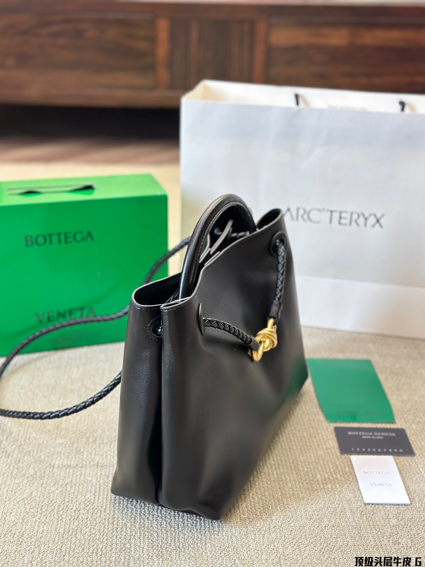 顶级原单 头层皮 p250 BV Chadstone & Andiamo 终于出素面牛皮了 一直以编制艺术出名的BV居然大胆地开始尝试素面 Andiamo了四皮质是经过精心挑选的荷兰小牛皮，触感不夸张的说，真的和婴儿的肌肤一样细腻。不同以往的Andiamo， Bv这次将编制艺术藏在了包包里面，打开包包的时候，才能看到母中号 Andiamo 包有多实用不需要多说了吧，送礼自用都是很好的选择哦 尺寸30 25cm