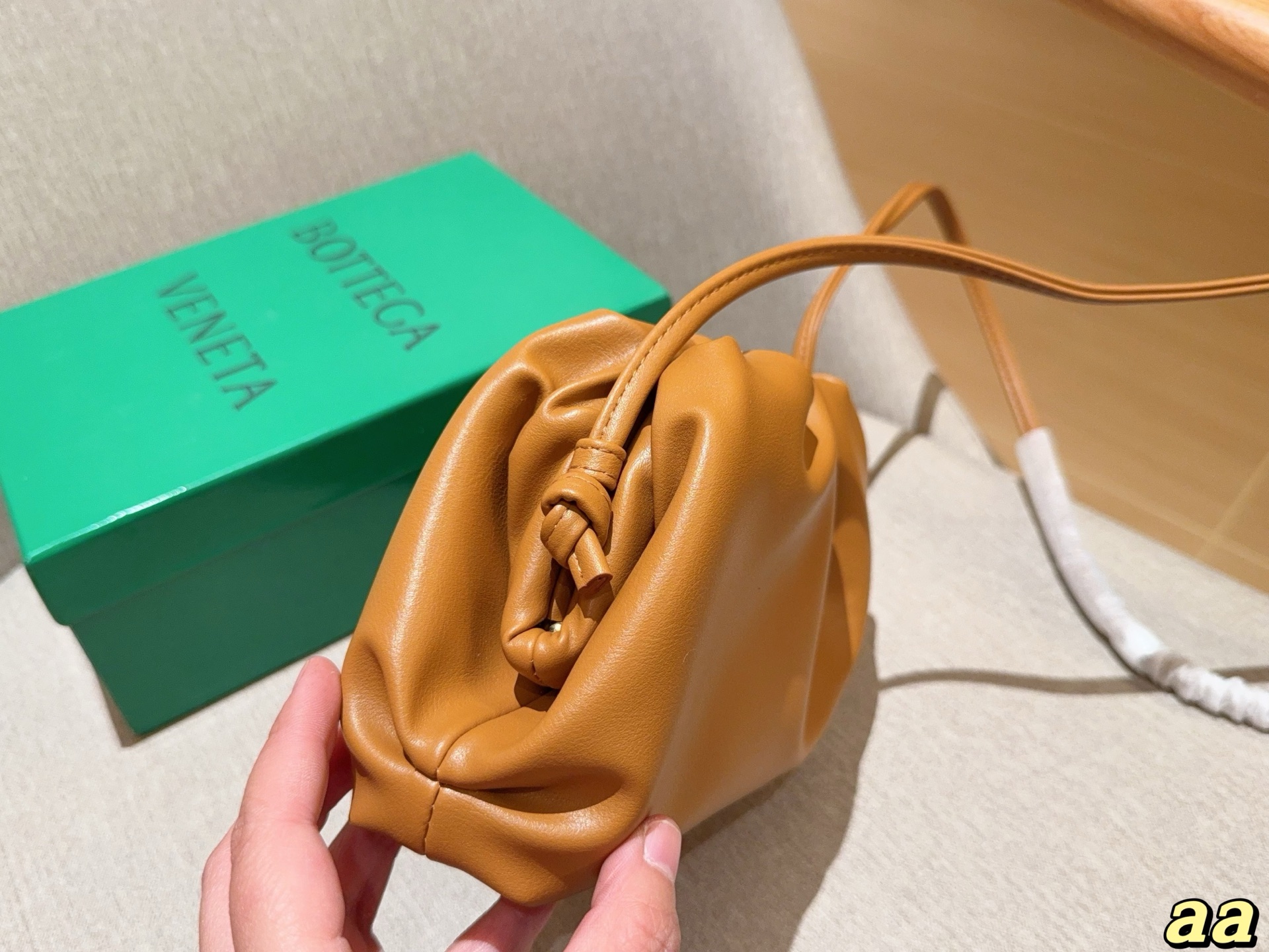 💰140 Bv葆蝶家 可可爱爱的云朵包～单肩 斜挎 手拿完全👌 尺寸：22&times;13&times;5 礼盒包装🎁