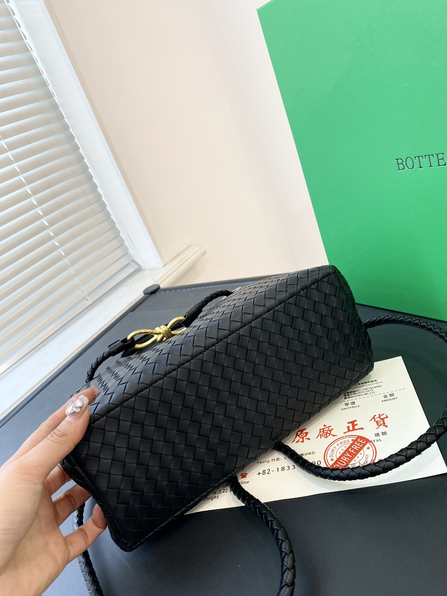 🅿️💰150-💰145配礼盒包装🎁 ✅🔜 【尺寸】大32*24小25*22 BOTTEGA VENETA 23新品 ANDIAMO 手提包 适合春夏秋冬的季节 Bv高级牛仔手提斜挎包 新款，简洁的线条 街头巷尾它的身影无处不在，也成为经典款IT bag之一 万众追，这款包一出就风靡全球 流行，如今粉丝群依然很强大，因为它实在太衬托气质了，包再多也要给自己留一个！9099