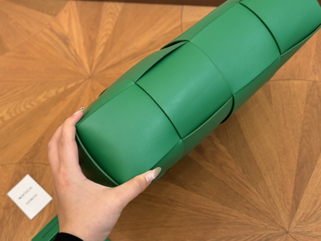 &yen;145 size：37.18cm bv 编织购物袋 它是这一季中性价比➕实用性最棒的一只包包！ 内置拉链小包！ 容量非常OK