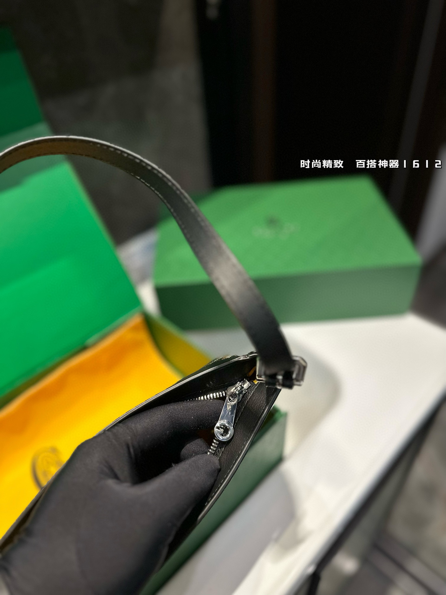 ❤️p185(礼盒包装)❤️ 拥有新包就拥有好心情!Goyard燕子包简单的穿搭永远不过时,舒服随性耐看!搭配一只棕色 goyard,点亮一下整体造型,秋冬配棕色实在太好看了!入手最近新出的goyard 燕子包,实物太美丽了!容量也十分乐观,可装下兩伞钱包粉饼口红等,肩带可调节,背法多样,可单肩可斜背可腋下!果然是一只实用又时髦百搭的包!!!尺寸23 16cm