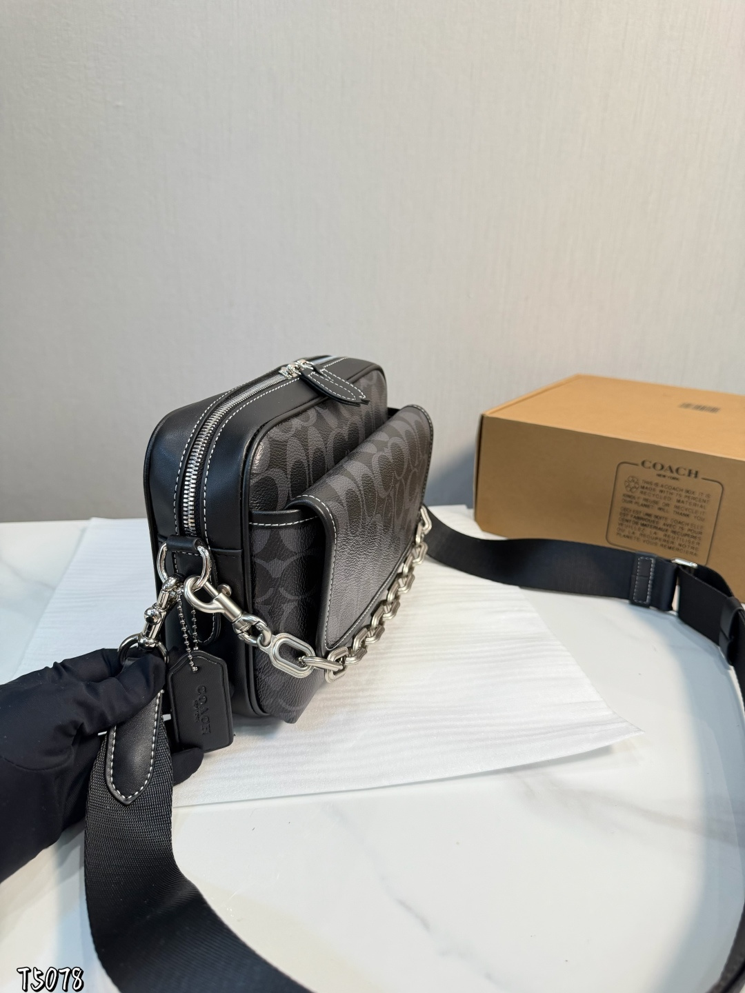 ❤️p165（礼盒包装）❤️ C家 新品黑色 男生都会喜欢的相机包！ 款式对于男生来说真的太友好了又能装又百搭 搜索🔍蔻驰 coach 男包尺寸：24*6*18