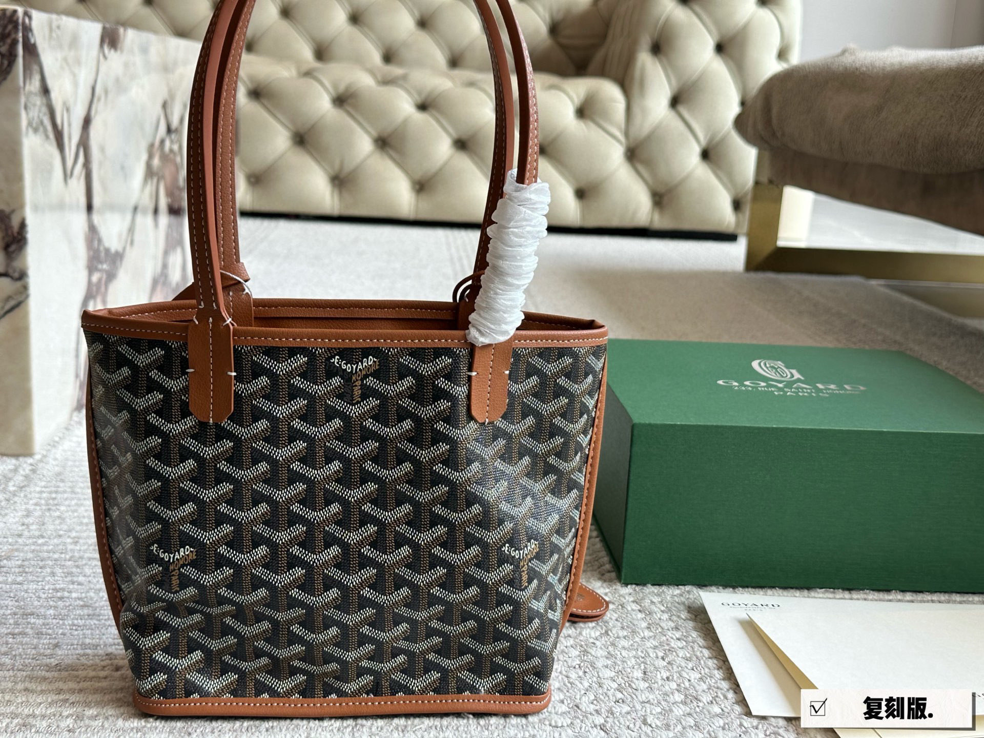 复刻版 💰155 配盒 size：20*19cm 戈雅购物袋🛍️ 属于这个季节的迷你购物袋 完美1:1定制 Goyard狗牙红色限定 实物真的很有质感， 新年本命包！