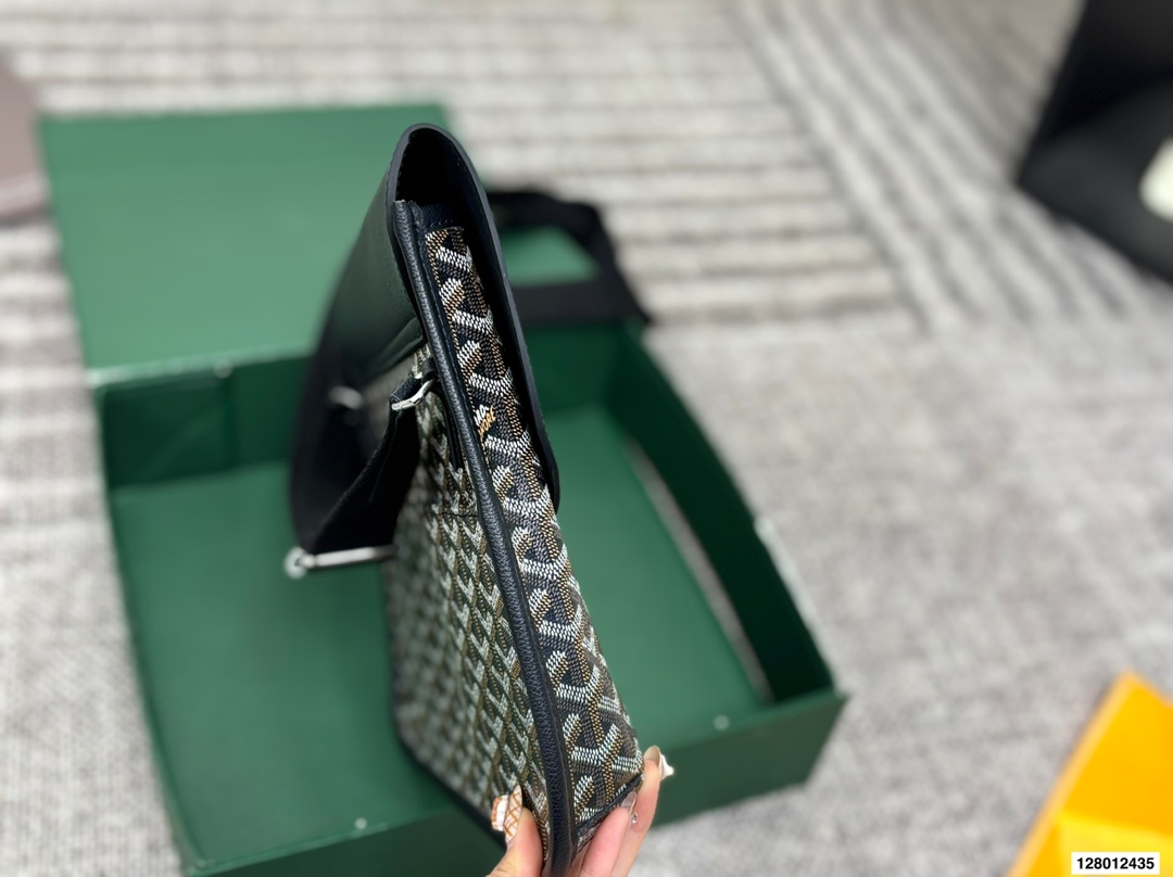 P165 配折叠盒子 戈雅邮差包 作为一个女生,每次出的男包都好看到我想拥有!它是一只扁身邮差哦,包包肩带的扣子是在包身背面的所以斜挎起来时更贴合身体骑行爬山背它也完全OK真的一点都不累赘 尺寸:32 26 货号440