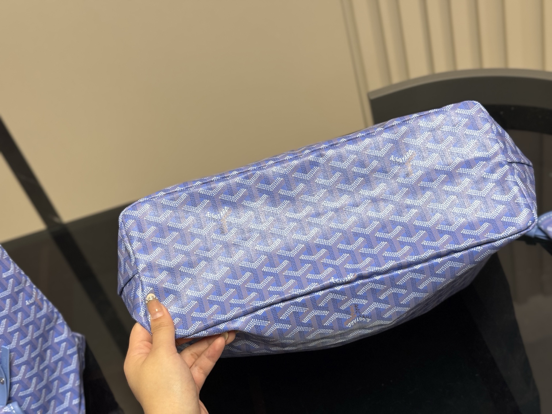 &yen;180 &yen;190（新款内里 升级版） size：34.28cm（中号） 42.29cm（大号） 戈雅Goyard购物袋🛍️ 从头到尾全部都是客订哦！ 另外收到的宝宝就会知道手腕带是立起来的[微笑][微笑] Goyard托特包日常使用率最高的包 又大又轻又软的狗牙！