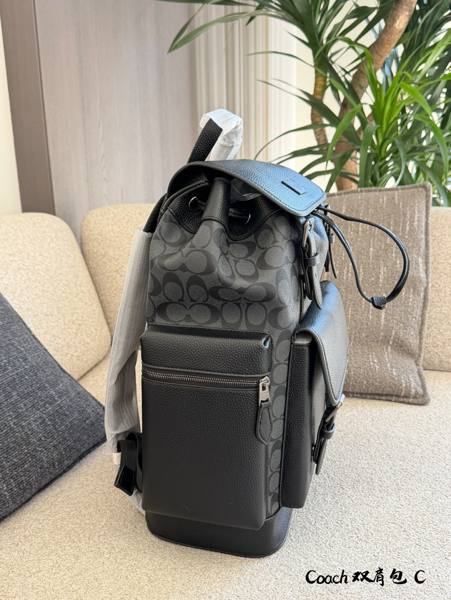 Coach Sprint双肩包​​p190 🎒Coach Sprint双肩包，经典C印花提花织布+黑色鹅卵石牛皮拼接，橙色皮革扣带点缀，复古又时髦✨。翻盖搭扣+抽绳开合，安全感满满，正面口袋可放手机，内部空间超大，15寸笔记本轻松装下，通勤、旅行、户外都OK！肩带可调节，背起来超舒服，实用又百搭，是功能与时尚兼具的必备单品🔥。19&times;45无盒