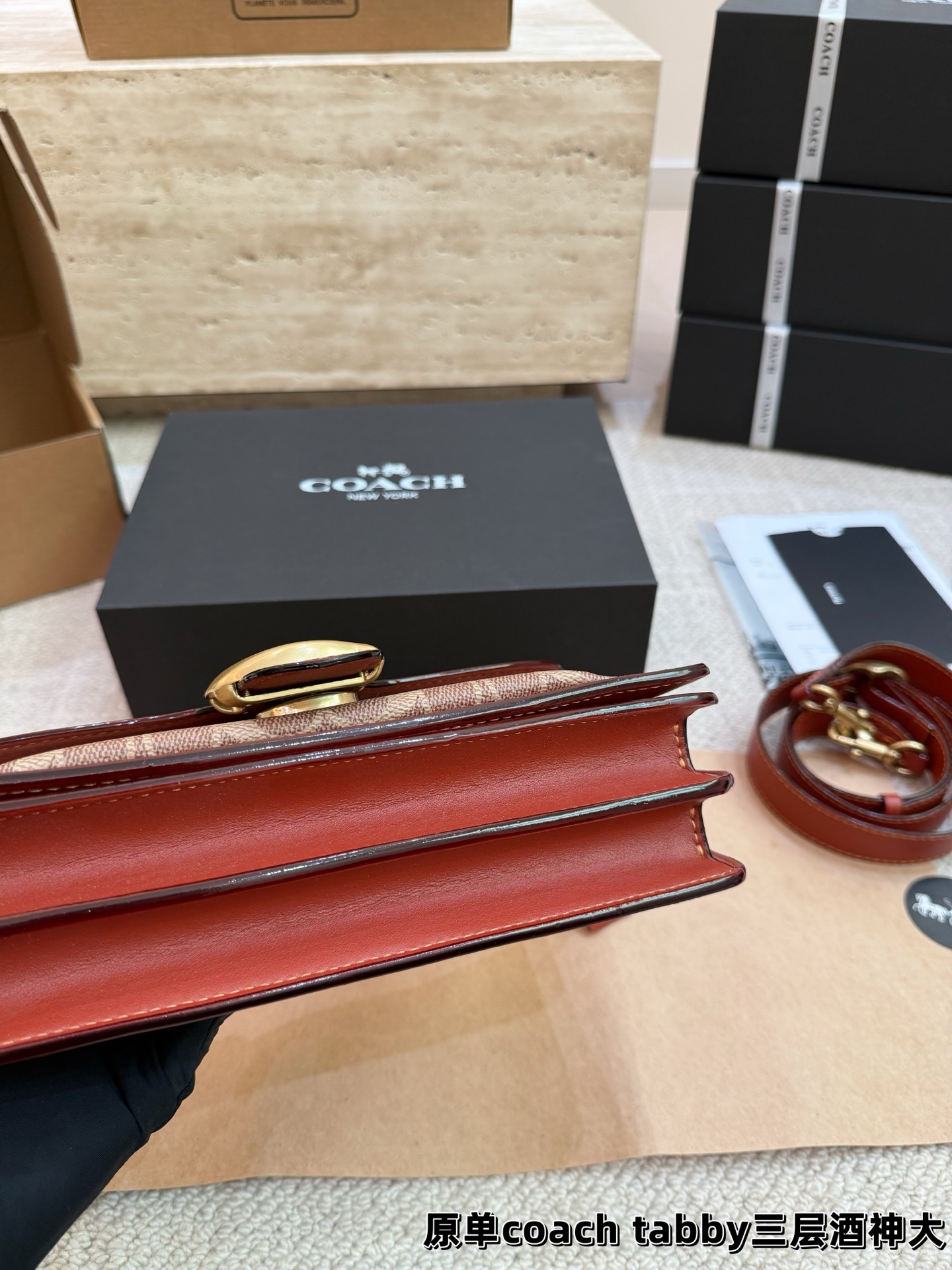 顶级原单P195 P190 新coach Tabby 三层酒神包 Coach 家酒神包Tabby手提包单肩斜挎包。让小姐姐第一眼看到就会爱上它。被誉为平价版小酒神包的蔻驰Tabby，复古又百搭，很受欢迎啊。五金扣厚实，整体精致小巧，还特别能装。每个包配一长一短两天可卸肩带，内部结构分层合理，中间一个带拉链的隔层小袋，把包分成三格，简直完美尺寸：26cm 20cm。这个尺寸觉得刚刚好合适，手提单肩斜挎都没有问题的！⚠️礼盒包装