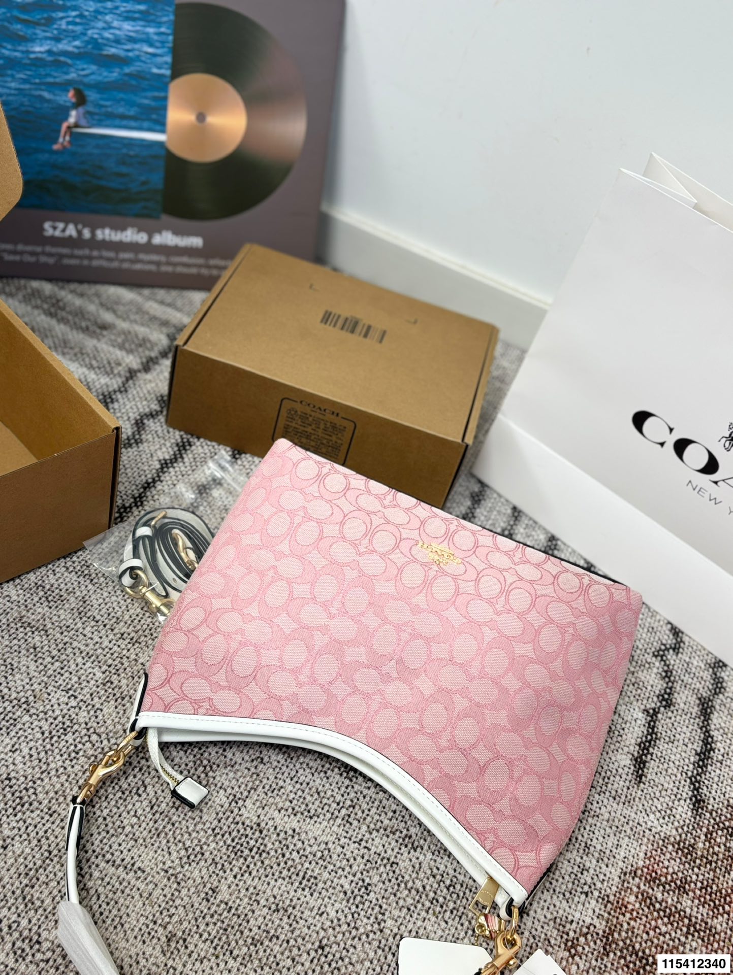 p150 配礼盒 蔻驰托特包，除了好看还是好看，托特包造型简单又好用关键是超好看，轻便，缤纷又结实。分分钟成为街上最具回头率的时尚单品！尺寸：29.21