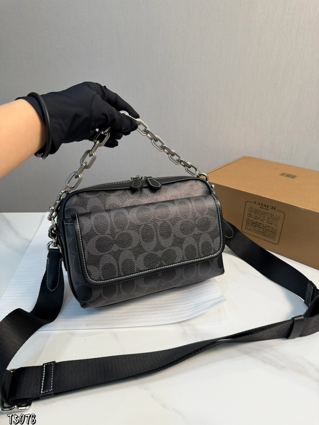 ❤️p165（礼盒包装）❤️ C家 新品黑色 男生都会喜欢的相机包！ 款式对于男生来说真的太友好了又能装又百搭 搜索🔍蔻驰 coach 男包尺寸：24*6*18