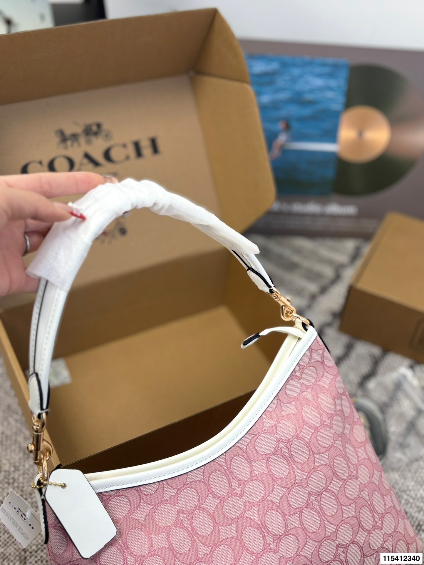 p150 配礼盒 蔻驰托特包，除了好看还是好看，托特包造型简单又好用关键是超好看，轻便，缤纷又结实。分分钟成为街上最具回头率的时尚单品！尺寸：29.21