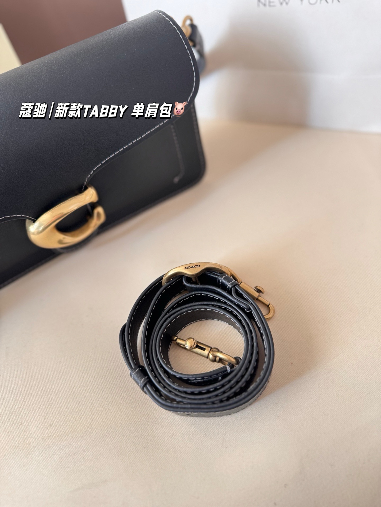 P195 配折叠盒 新罗蔻驰|新款TABBY 单肩包 本季的 Tabby 包 真的绝了！ 触感柔软到上头～ 采用 Natural Grain 自然纹路皮革， 皮质更薄、更软，垂坠感特别自然， 背起来就是那种很松弛又很酷的 随性氛围感，真的太飒了！ 这次推出的全新配色也超级适合秋冬， 低调高级、耐看又显气质。 属于那种越看越上头的颜色！🍂✨ 尺寸26*14