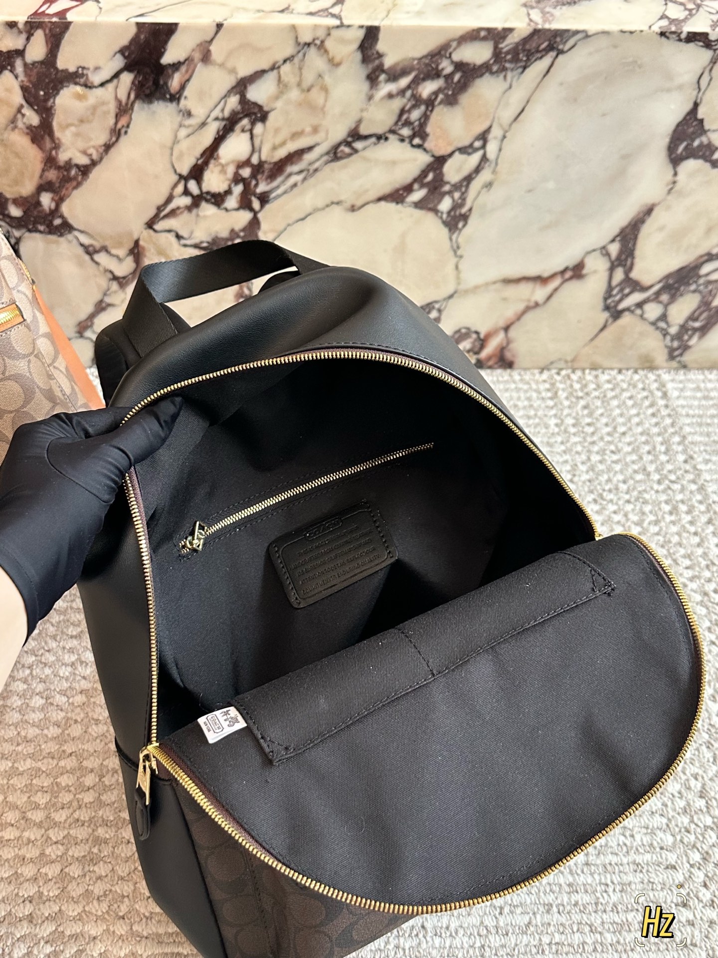 💰180 size：32*41cm C家 双肩包 双拉链/双隔层！ 最经典实用的一款男士双肩包 强烈推荐! ⚠️小长假需要一个它！ 搜索🔍coach 双肩包