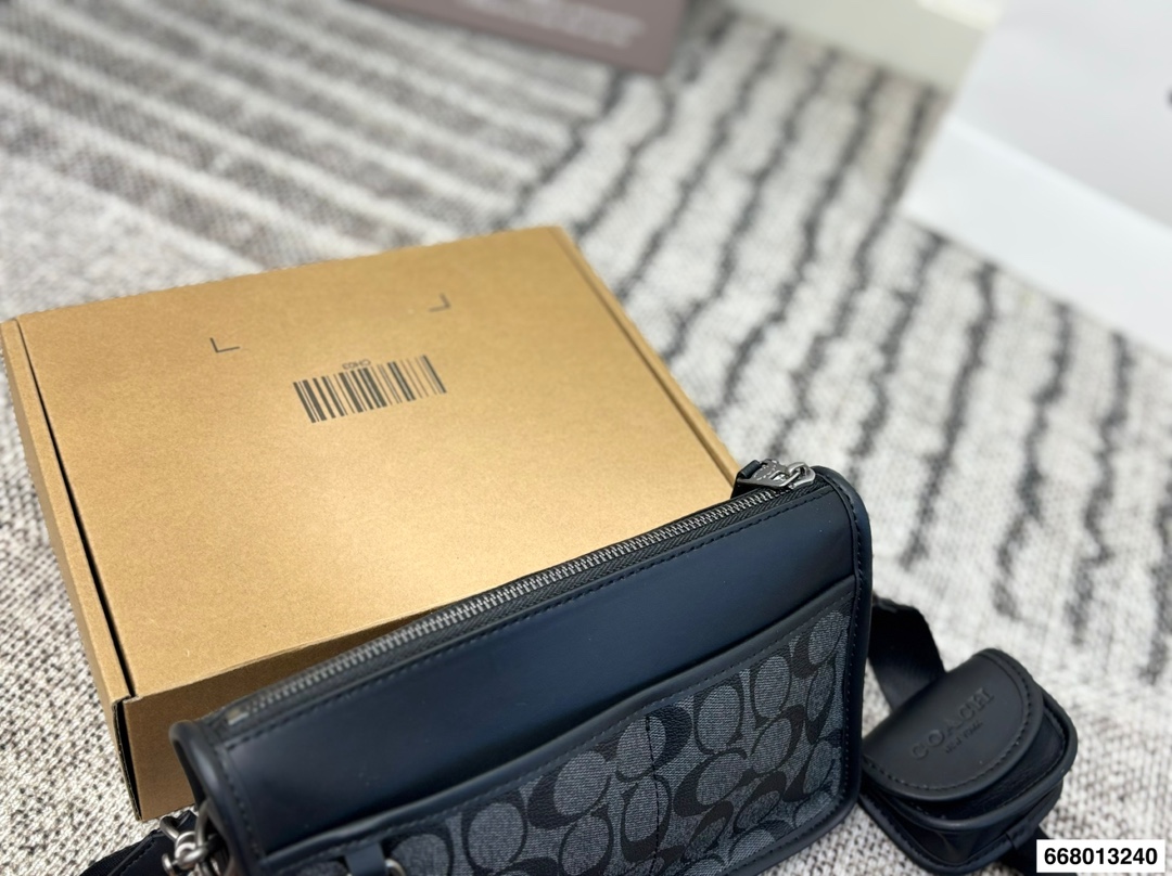 p140配礼盒 Coach男士相机包 拉链斜挎包 也可以拆掉肩带当手包 也可以背在胸前当胸包 多种背法 尺寸24.15