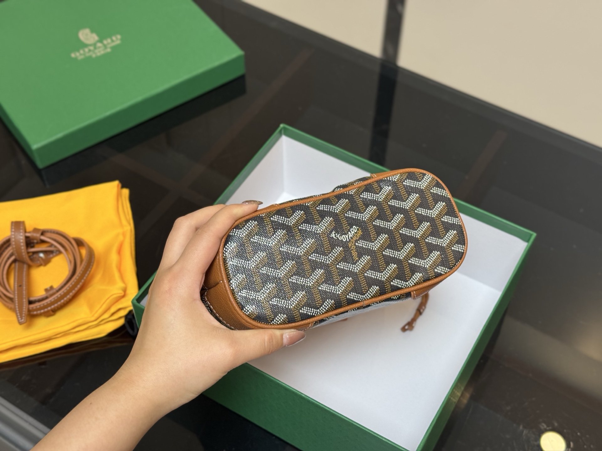 ¥170 配盒 Goyard戈雅 mini菜篮子 beluga 新款Mini beluga 圆环小水桶小菜篮子 半个手机的自重 超Q的外貌 不可小觑的容量 完美~ 尺寸:23.18cm