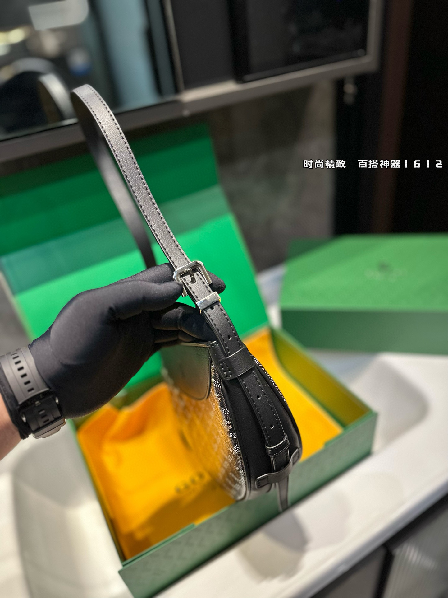 ❤️p185(礼盒包装)❤️ 拥有新包就拥有好心情!Goyard燕子包简单的穿搭永远不过时,舒服随性耐看!搭配一只棕色 goyard,点亮一下整体造型,秋冬配棕色实在太好看了!入手最近新出的goyard 燕子包,实物太美丽了!容量也十分乐观,可装下兩伞钱包粉饼口红等,肩带可调节,背法多样,可单肩可斜背可腋下!果然是一只实用又时髦百搭的包!!!尺寸23 16cm