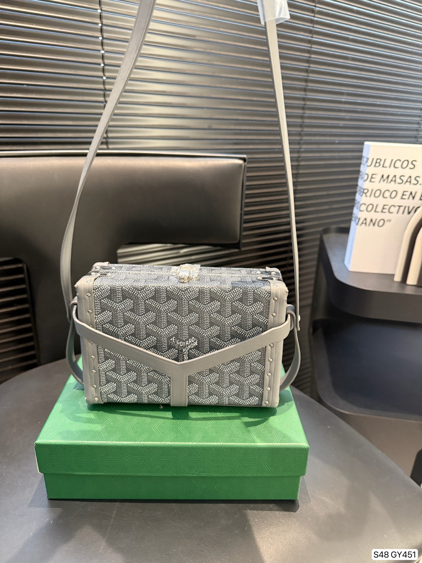 P290 戈雅配盒子极致奢华Goyard银色Mina 硬箱 时尚冷色调 限定银色款 可以斜挎的小硬箱 打造您的时尚搭配 日常出街吸引人的斜挎硬箱包 专属工匠的制作完成签名 日期。 Mina极致奢华硬箱 传承经典硬箱工艺 特别金属银色,特别彩绘3Y字母 出街造型一把手 打造时尚look 精致小巧 男女都可 尺寸16.5 11 货号GY451