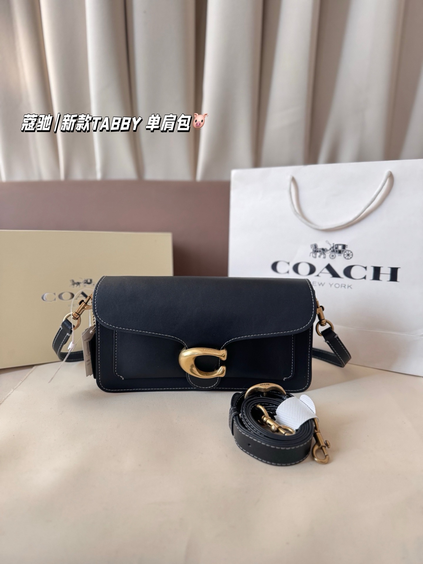 P195 配折叠盒 新罗蔻驰|新款TABBY 单肩包 本季的 Tabby 包 真的绝了！ 触感柔软到上头～ 采用 Natural Grain 自然纹路皮革， 皮质更薄、更软，垂坠感特别自然， 背起来就是那种很松弛又很酷的 随性氛围感，真的太飒了！ 这次推出的全新配色也超级适合秋冬， 低调高级、耐看又显气质。 属于那种越看越上头的颜色！🍂✨ 尺寸26*14