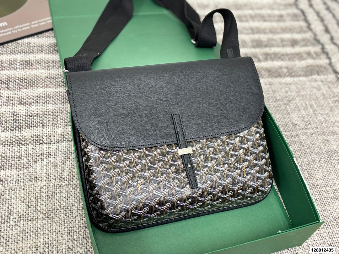 P165 配折叠盒子 戈雅邮差包 作为一个女生,每次出的男包都好看到我想拥有!它是一只扁身邮差哦,包包肩带的扣子是在包身背面的所以斜挎起来时更贴合身体骑行爬山背它也完全OK真的一点都不累赘 尺寸:32 26 货号440