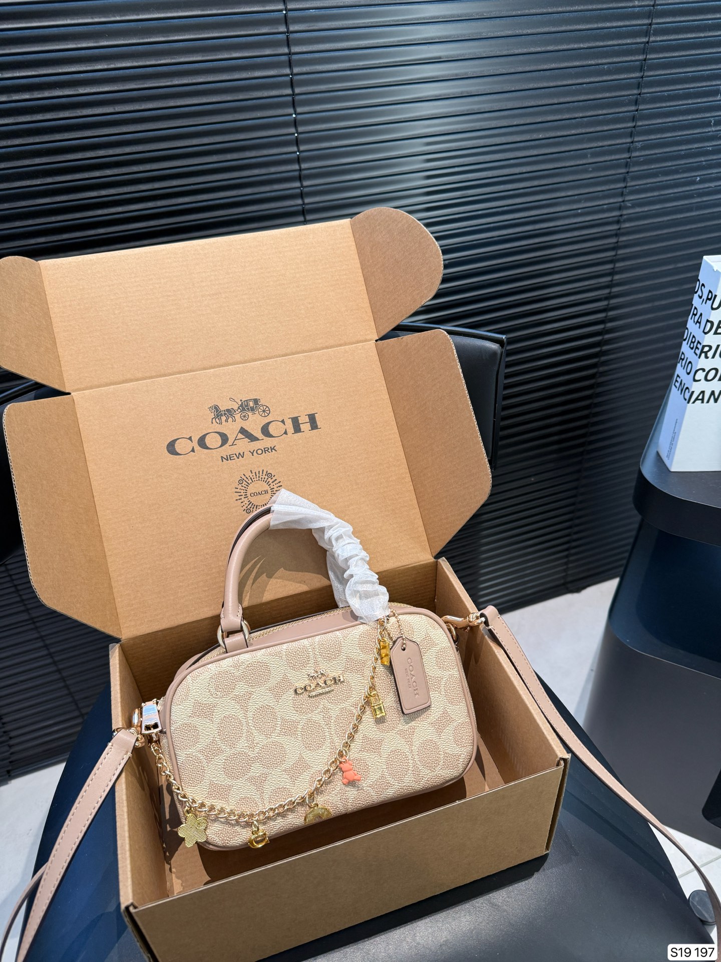 P145 配飞机盒 蔻驰 COACH 相机 复古优雅 满满的高级感 大小适中 容量感人 休闲正装皆可轻松驾驭 尺寸20 12 货号197