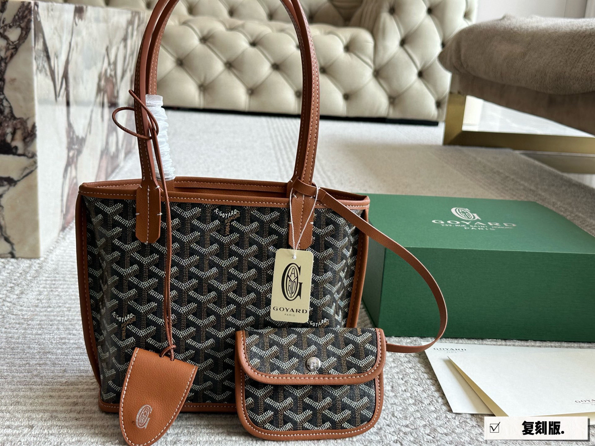 复刻版 💰155 配盒 size：20*19cm 戈雅购物袋🛍️ 属于这个季节的迷你购物袋 完美1:1定制 Goyard狗牙红色限定 实物真的很有质感， 新年本命包！