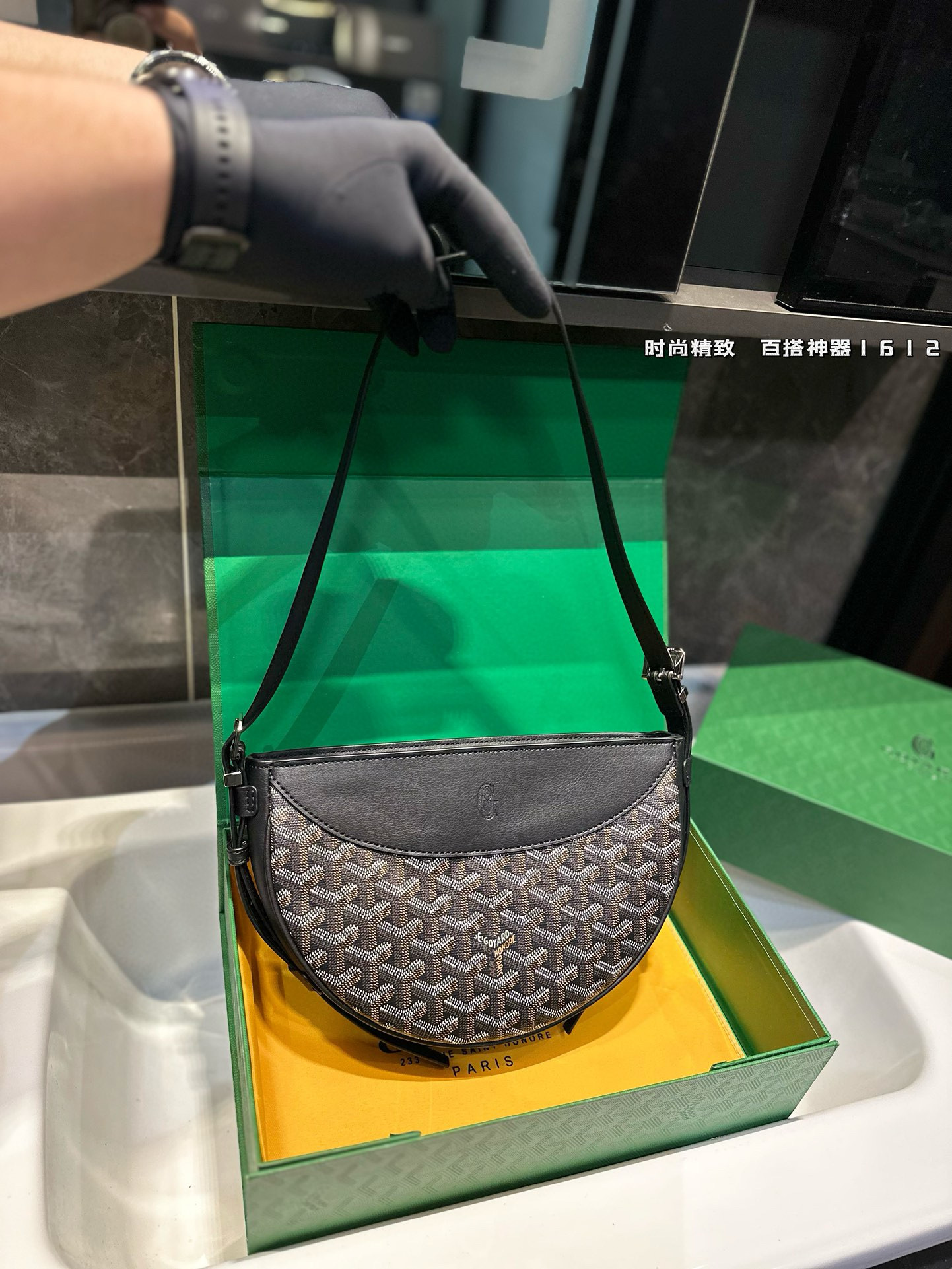 ❤️p185(礼盒包装)❤️ 拥有新包就拥有好心情!Goyard燕子包简单的穿搭永远不过时,舒服随性耐看!搭配一只棕色 goyard,点亮一下整体造型,秋冬配棕色实在太好看了!入手最近新出的goyard 燕子包,实物太美丽了!容量也十分乐观,可装下兩伞钱包粉饼口红等,肩带可调节,背法多样,可单肩可斜背可腋下!果然是一只实用又时髦百搭的包!!!尺寸23 16cm