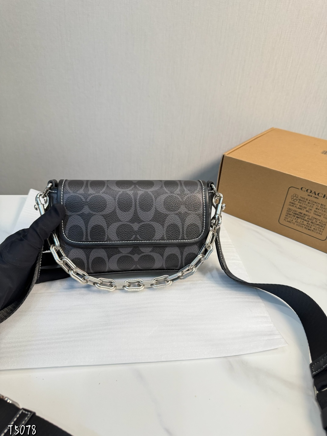 ❤️p150（礼盒包装）❤️ C家 新品黑色 男生都会喜欢的相机包！ 款式对于男生来说真的太友好了又能装又百搭 搜索🔍蔻驰 coach 男包尺寸：19*5*13cm