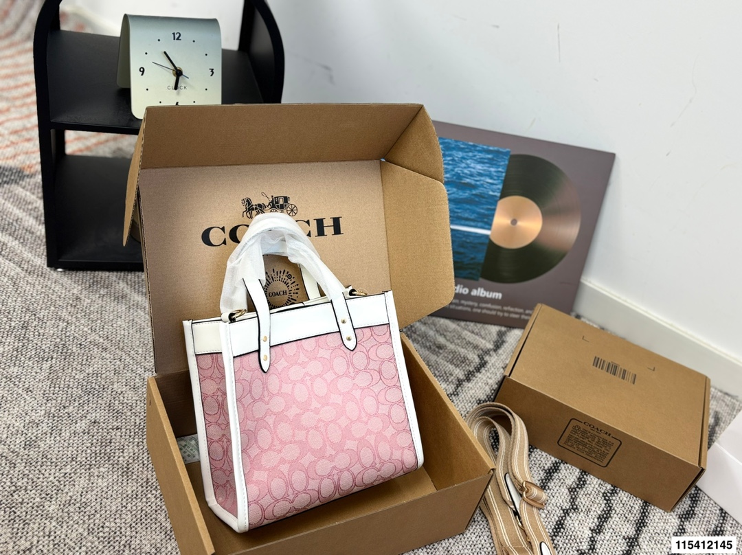 P135 配盒子 蔻驰托特包.手提单肩斜挎包.不管是自用还是送人都很棒！进口五金件.实用大气！简单大方.超大容量，满足你一切需要！！可轻松放置随身必备品！超级赞.这款包给我第一感觉就是太实用.手感特别好.抓紧入.颜值于适用集一身.真的好看实用.都留个！尺寸: 22.21