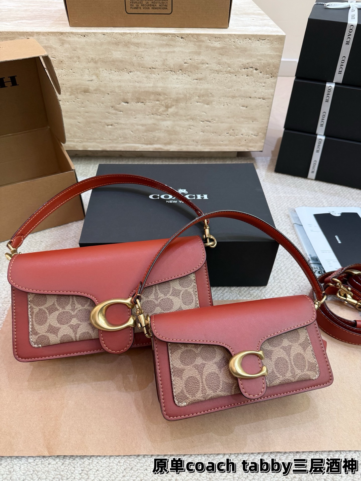 顶级原单P195 P190 新coach Tabby 三层酒神包 Coach 家酒神包Tabby手提包单肩斜挎包。让小姐姐第一眼看到就会爱上它。被誉为平价版小酒神包的蔻驰Tabby，复古又百搭，很受欢迎啊。五金扣厚实，整体精致小巧，还特别能装。每个包配一长一短两天可卸肩带，内部结构分层合理，中间一个带拉链的隔层小袋，把包分成三格，简直完美尺寸：26cm 20cm。这个尺寸觉得刚刚好合适，手提单肩斜挎都没有问题的！⚠️礼盒包装