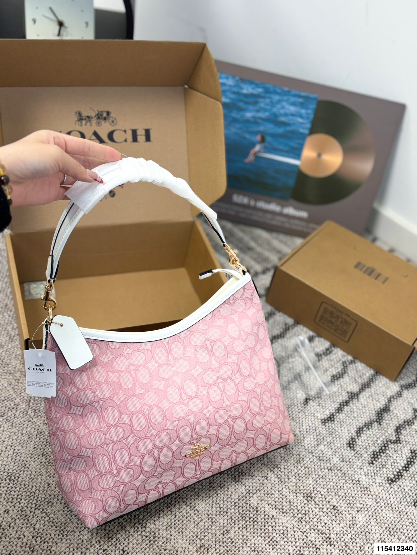 p150 配礼盒 蔻驰托特包，除了好看还是好看，托特包造型简单又好用关键是超好看，轻便，缤纷又结实。分分钟成为街上最具回头率的时尚单品！尺寸：29.21