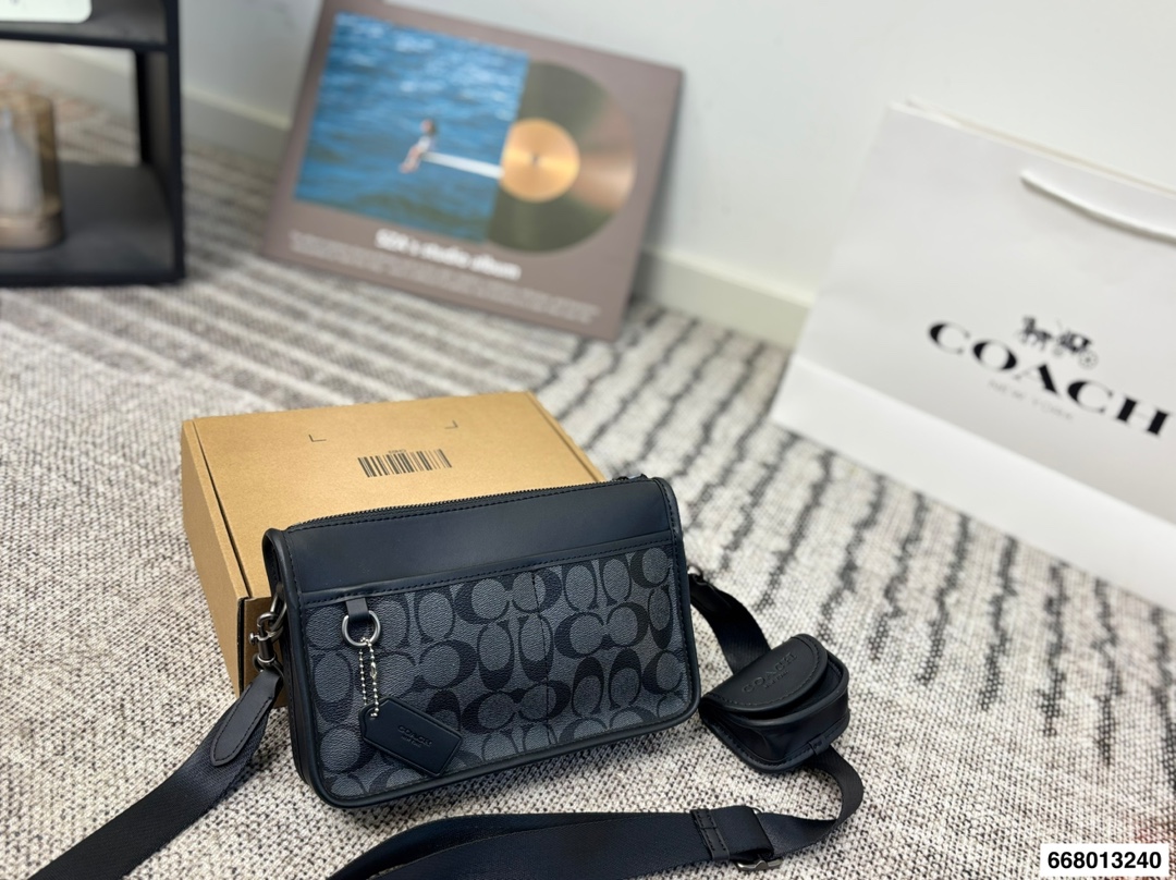 p140配礼盒 Coach男士相机包 拉链斜挎包 也可以拆掉肩带当手包 也可以背在胸前当胸包 多种背法 尺寸24.15