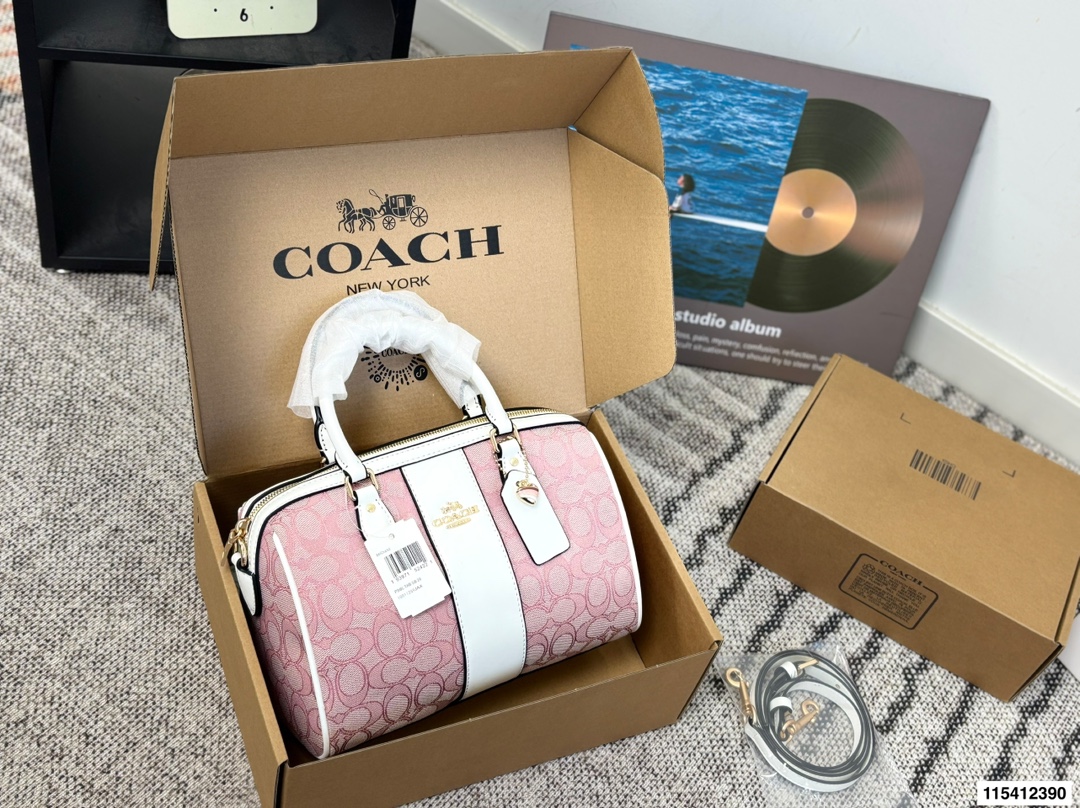 p150飞机盒 coach蔻驰枕头包 时尚百搭容量是真的可 可手提 可斜挎 上身绝美 尺寸 25 16