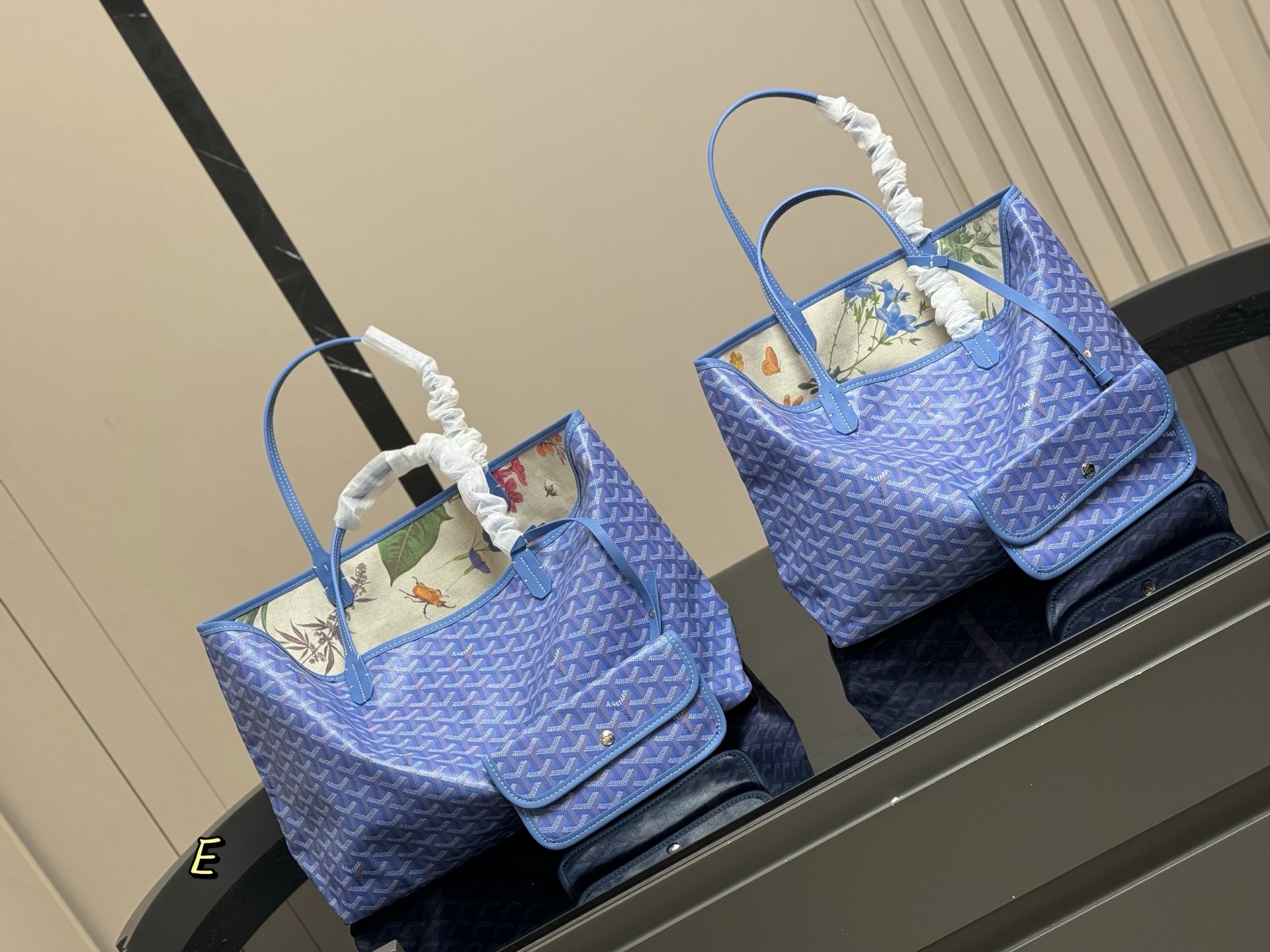 &yen;180 &yen;190（新款内里 升级版） size：34.28cm（中号） 42.29cm（大号） 戈雅Goyard购物袋🛍️ 从头到尾全部都是客订哦！ 另外收到的宝宝就会知道手腕带是立起来的[微笑][微笑] Goyard托特包日常使用率最高的包 又大又轻又软的狗牙！