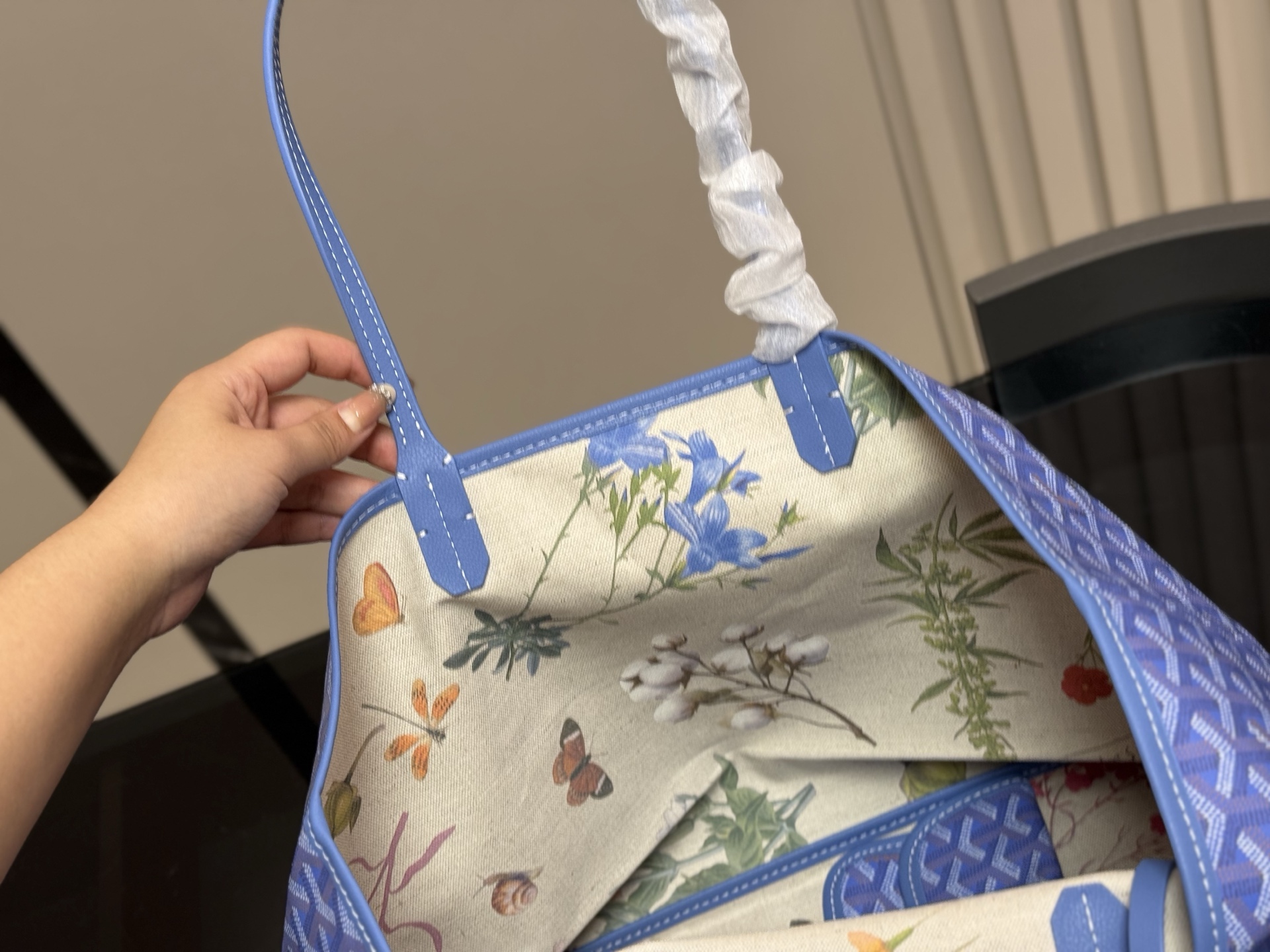 &yen;180 &yen;190（新款内里 升级版） size：34.28cm（中号） 42.29cm（大号） 戈雅Goyard购物袋🛍️ 从头到尾全部都是客订哦！ 另外收到的宝宝就会知道手腕带是立起来的[微笑][微笑] Goyard托特包日常使用率最高的包 又大又轻又软的狗牙！