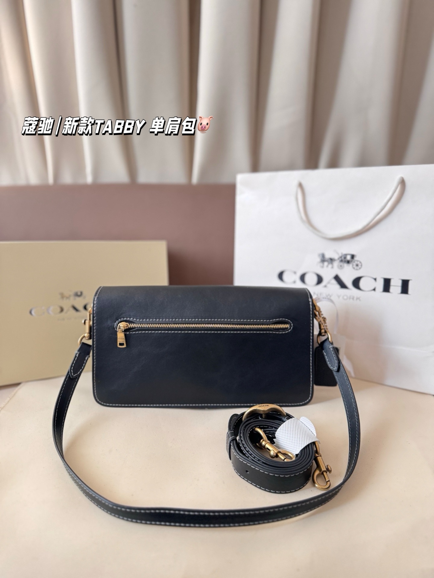 P195 配折叠盒 新罗蔻驰|新款TABBY 单肩包 本季的 Tabby 包 真的绝了！ 触感柔软到上头～ 采用 Natural Grain 自然纹路皮革， 皮质更薄、更软，垂坠感特别自然， 背起来就是那种很松弛又很酷的 随性氛围感，真的太飒了！ 这次推出的全新配色也超级适合秋冬， 低调高级、耐看又显气质。 属于那种越看越上头的颜色！🍂✨ 尺寸26*14