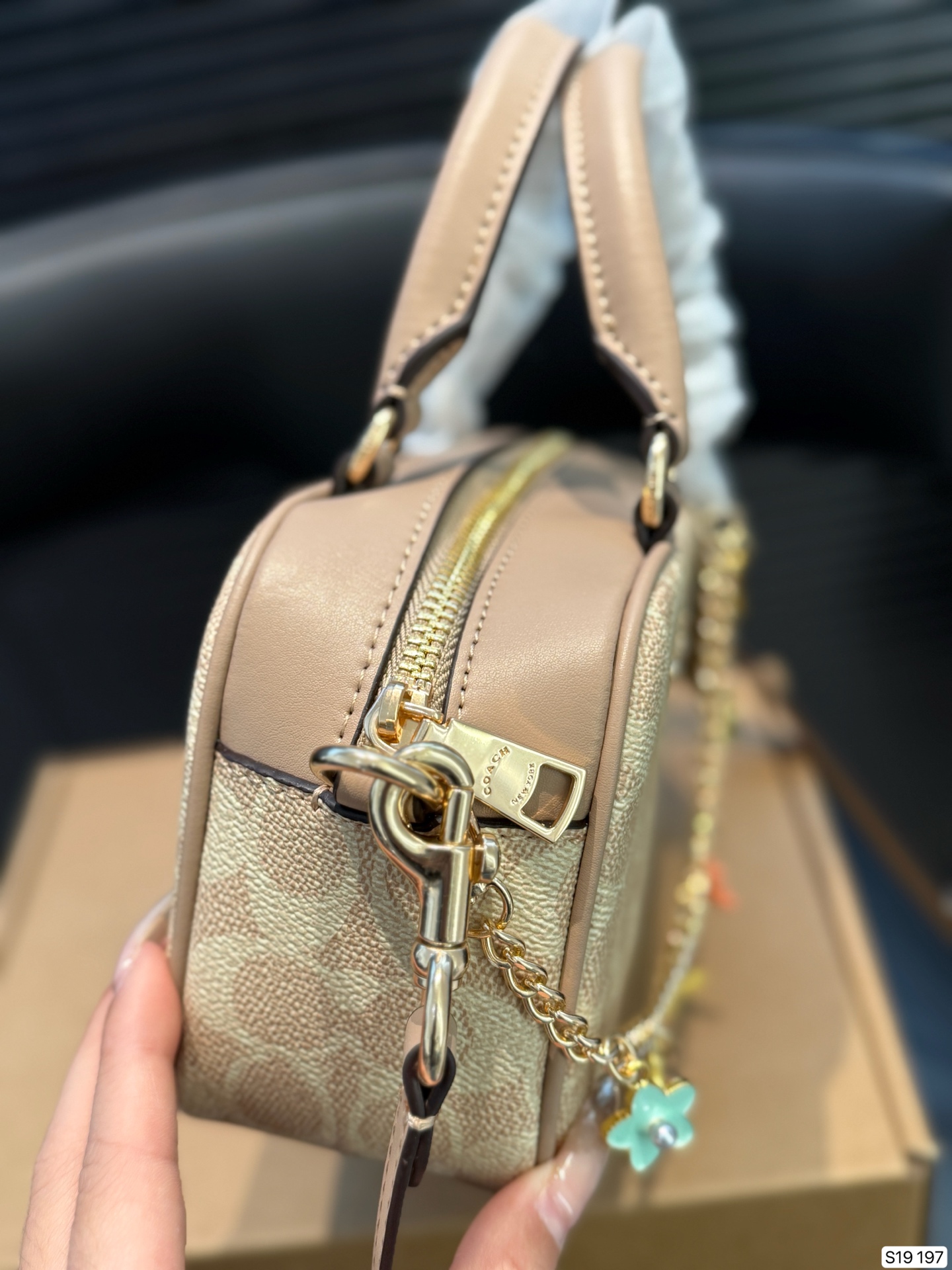 P145 配飞机盒 蔻驰 COACH 相机 复古优雅 满满的高级感 大小适中 容量感人 休闲正装皆可轻松驾驭 尺寸20 12 货号197