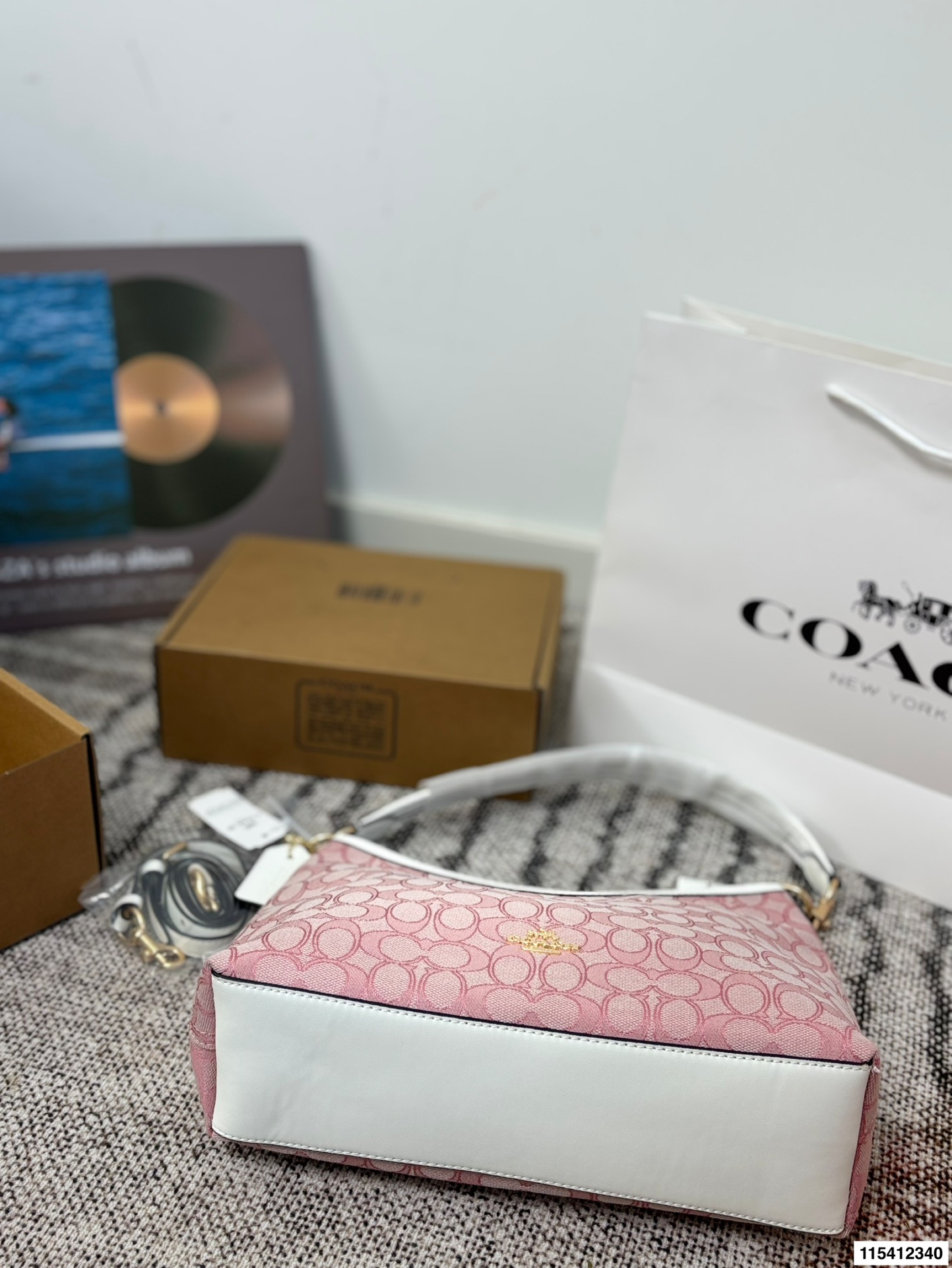 p150 配礼盒 蔻驰托特包，除了好看还是好看，托特包造型简单又好用关键是超好看，轻便，缤纷又结实。分分钟成为街上最具回头率的时尚单品！尺寸：29.21