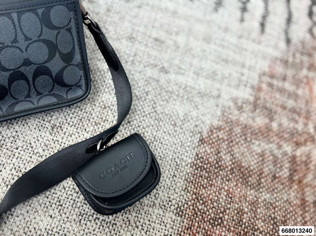 p140配礼盒 Coach男士相机包 拉链斜挎包 也可以拆掉肩带当手包 也可以背在胸前当胸包 多种背法 尺寸24.15