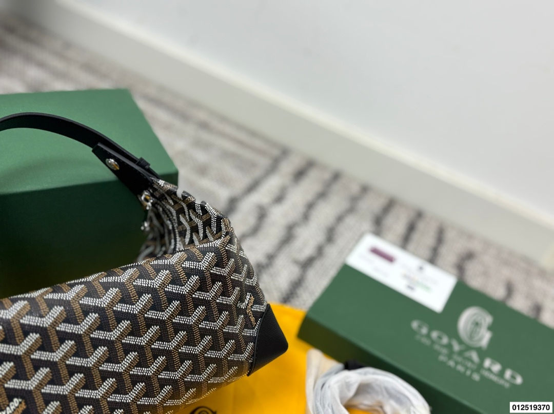 P150 配礼盒 Goyard NBA球星最爱的手拿包！洗漱包 #goyard 戈雅狗牙包 原单品质 不是定型的有多种使用方式 尺寸23 13 货号555698