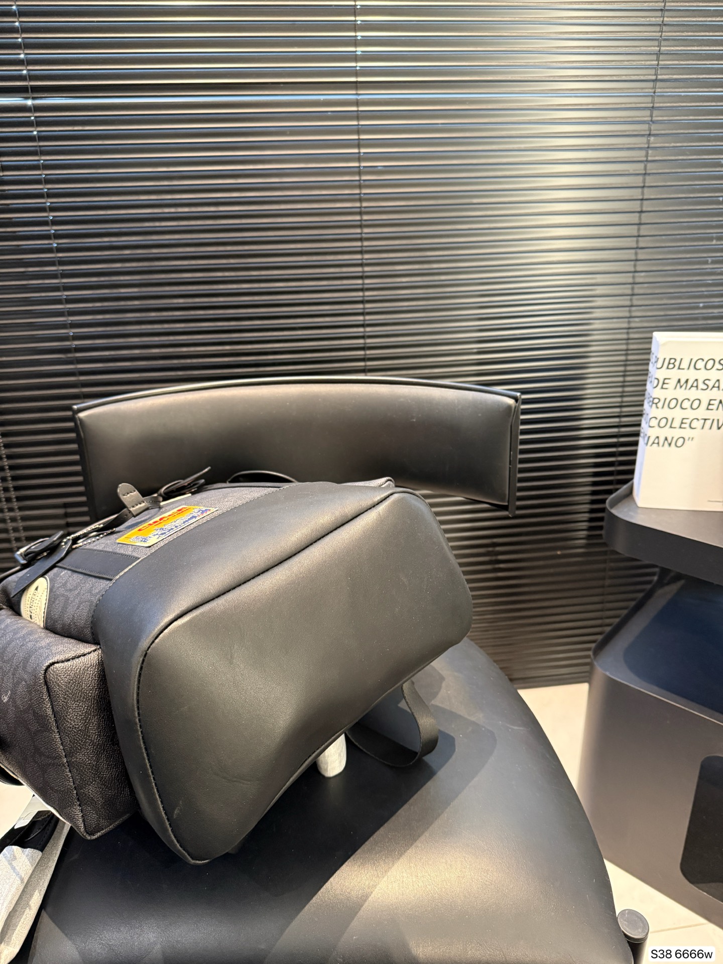 P240 蔻驰双肩包这款双肩背包可手提 可双肩,出众的实用性,充满了都市气息的同时,又不失优雅与温柔,满满的设计感在这个包上体现得淋漓尽致,无论是日常使用还是出差旅行都是非常不错的选择。尺寸29 43货号6666