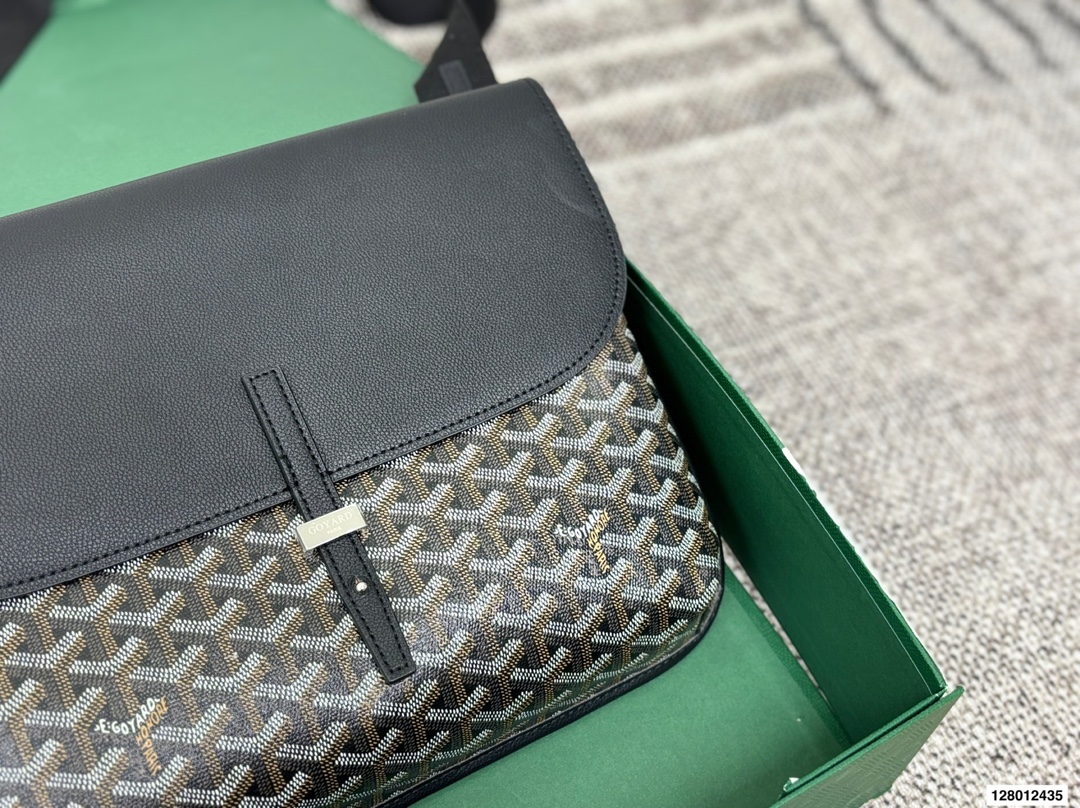 P165 配折叠盒子 戈雅邮差包 作为一个女生,每次出的男包都好看到我想拥有!它是一只扁身邮差哦,包包肩带的扣子是在包身背面的所以斜挎起来时更贴合身体骑行爬山背它也完全OK真的一点都不累赘 尺寸:32 26 货号440