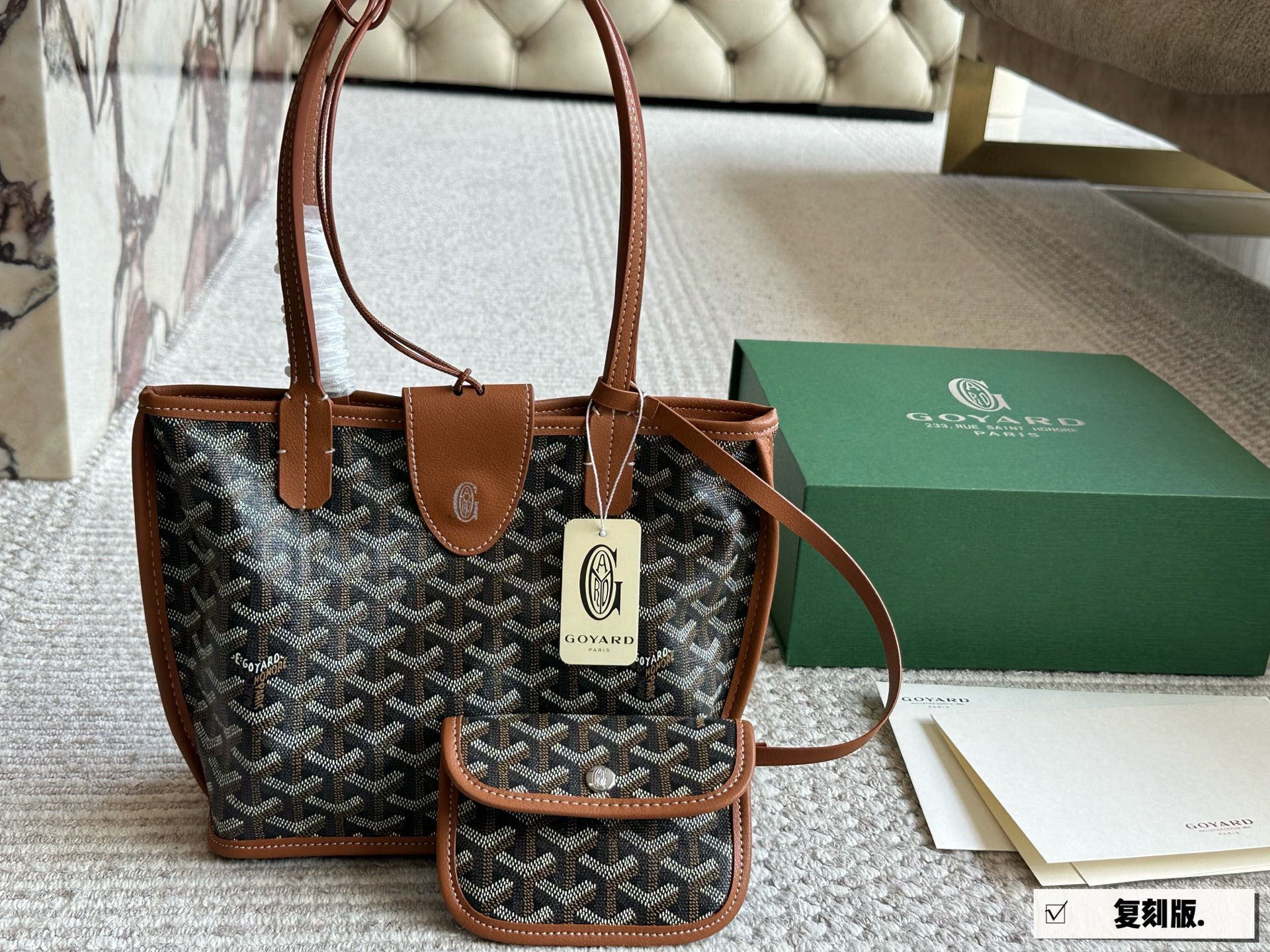 复刻版 💰155 配盒 size：20*19cm 戈雅购物袋🛍️ 属于这个季节的迷你购物袋 完美1:1定制 Goyard狗牙红色限定 实物真的很有质感， 新年本命包！