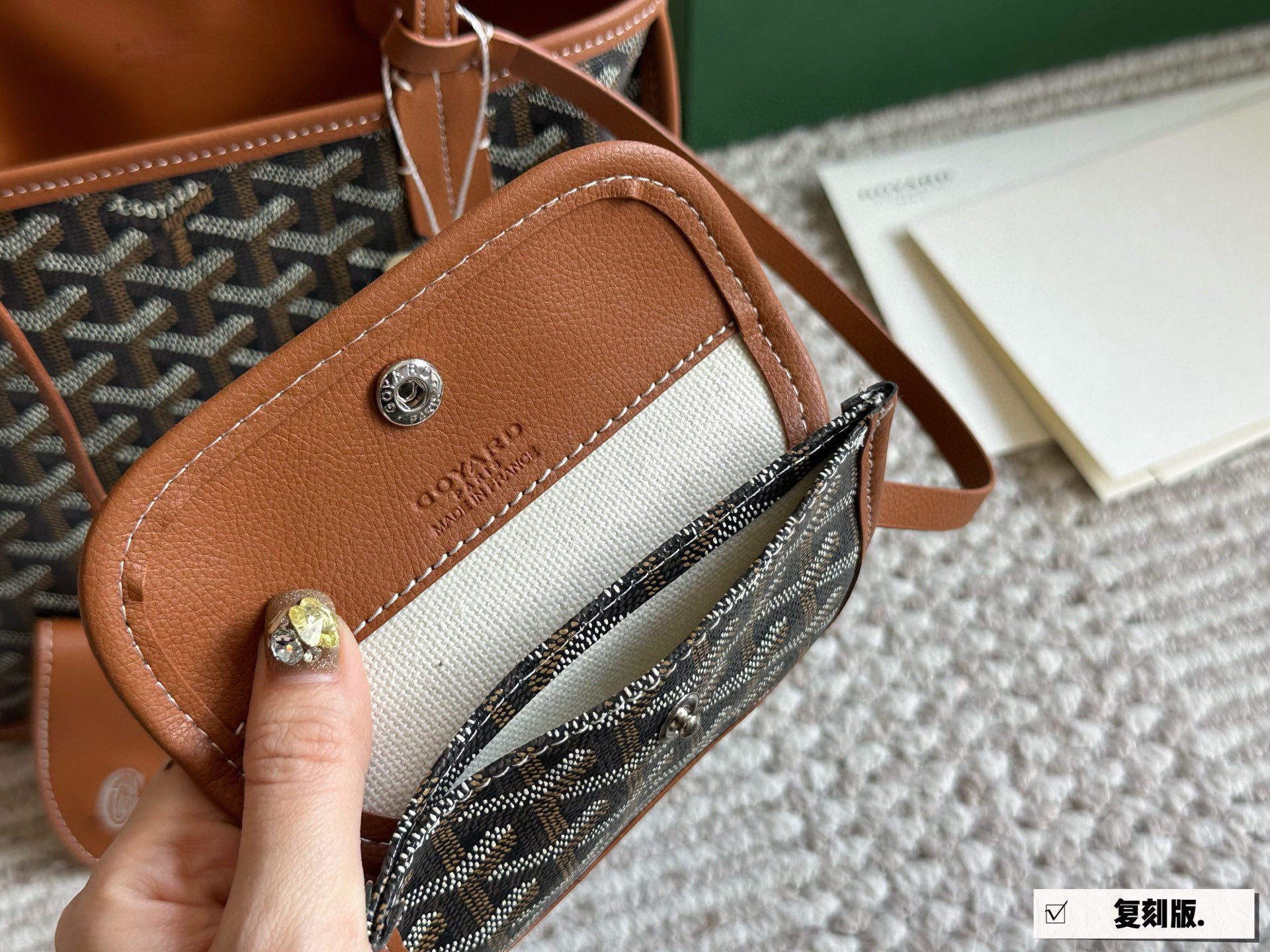 复刻版 💰155 配盒 size：20*19cm 戈雅购物袋🛍️ 属于这个季节的迷你购物袋 完美1:1定制 Goyard狗牙红色限定 实物真的很有质感， 新年本命包！